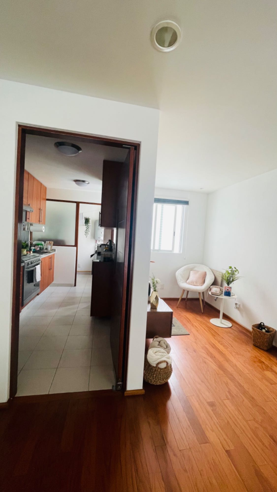 Disponible desde el 11 de Noviembre
Ubicado en San José Insurgentes.
El cuarto cuenta con 1 baño independiente, walking closet y 1 lugar de estacionamiento.
Acceso con control automático.

El depto tiene cerradura inteligente, con todos los servicios necesarios.

Se firma contrato de subarrendamiento por 6 meses renovable y negociable. No incluye mantenimiento y gastos compartidos

En caso de necesitar cama, puede incluirse