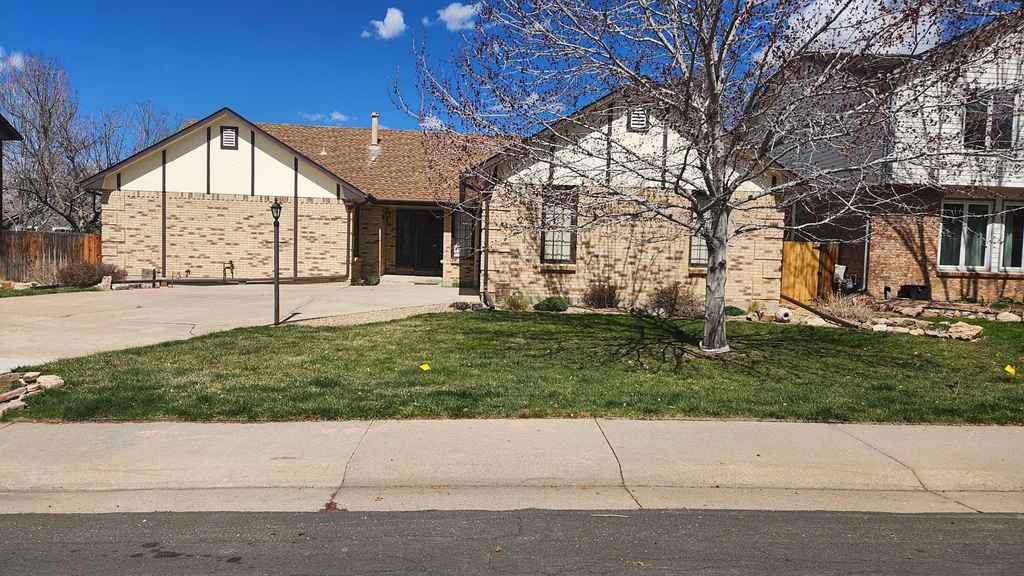 Available now – lease through May 1, 2026
Master Suite: $1000 + ½ utilities (private bath, walk-in closet)
Secondary Room: $800 + ½ utilities (shared Jack & Jill bath; basement tenant uses shower) 
Both Rooms: $1600 + ½ utilities
Deposit: $1500
Bonus Room: Great for office, gym, or storage (note: shower ONLY access walk-through for basement tenant, dual sink, cabinets, toilet is not used by basement tenant.)
🔑 House Features
Shared kitchen (granite, stainless appliances), laundry.
Balcony + backyard (gate access only, no walk-through)
Parking: 1 garage spot + driveway + street parking
Shared garage storage
🐶 Pets & Rules
1 dog allowed ($300 refundable deposit)
No smoking/vaping/substances
Quiet household (early sleeper in residence)
📋 Requirements
Background check required (or recent report within 30 days)
Basement: Fully occupied by 1 quiet tenant who shares kitchen/laundry and uses upstairs secondary shower.
Home size: ~1,946 sq ft main level (tile, LVP, new carpet).