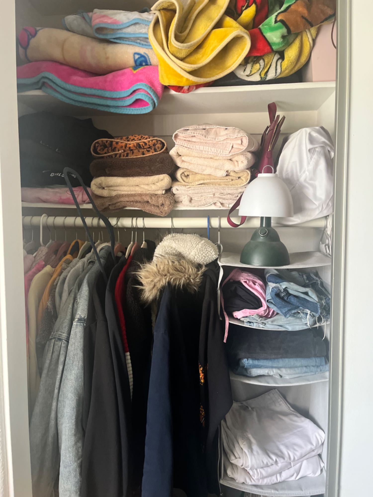 Hello, my roommate and I are looking to fill a private bedroom shared bath in our 3 bed 2bath apartment
Rent is $995 + sdge, Wi-Fi, utilities and we rent in unit laundry which adds to total around $1200 a month for rent and bills for the house.
We have two cats that stay in my bedroom, no other pets will be considered.
No couples please as it is a smaller apartment for too many ppl.
It will be ready April 1st message me with any questions !