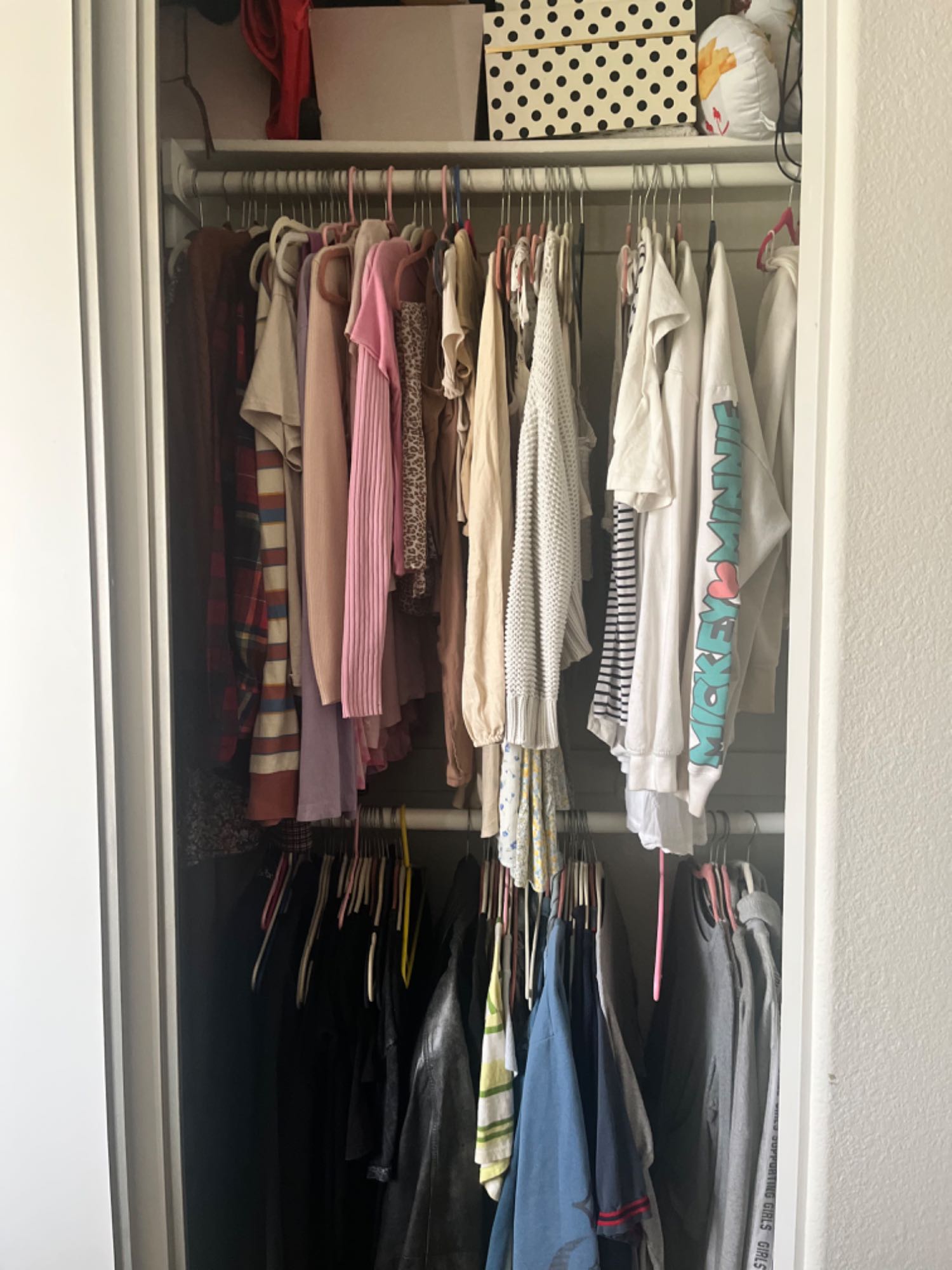 Hello, my roommate and I are looking to fill a private bedroom shared bath in our 3 bed 2bath apartment
Rent is $995 + sdge, Wi-Fi, utilities and we rent in unit laundry which adds to total around $1200 a month for rent and bills for the house.
We have two cats that stay in my bedroom, no other pets will be considered.
No couples please as it is a smaller apartment for too many ppl.
It will be ready April 1st message me with any questions !