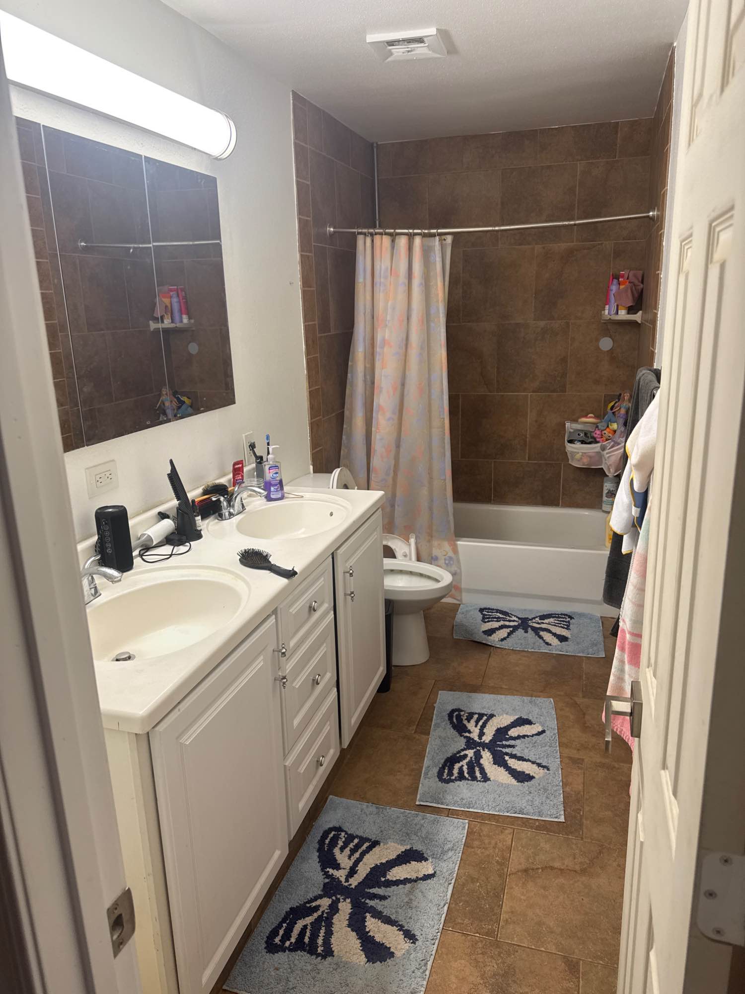 I have 3 year old daughter and 2 dogs. I am very busy with school and work and spending time with my daughter.  I have one room mate already who is very quiet.  One bedroom for rent with utilities included.  