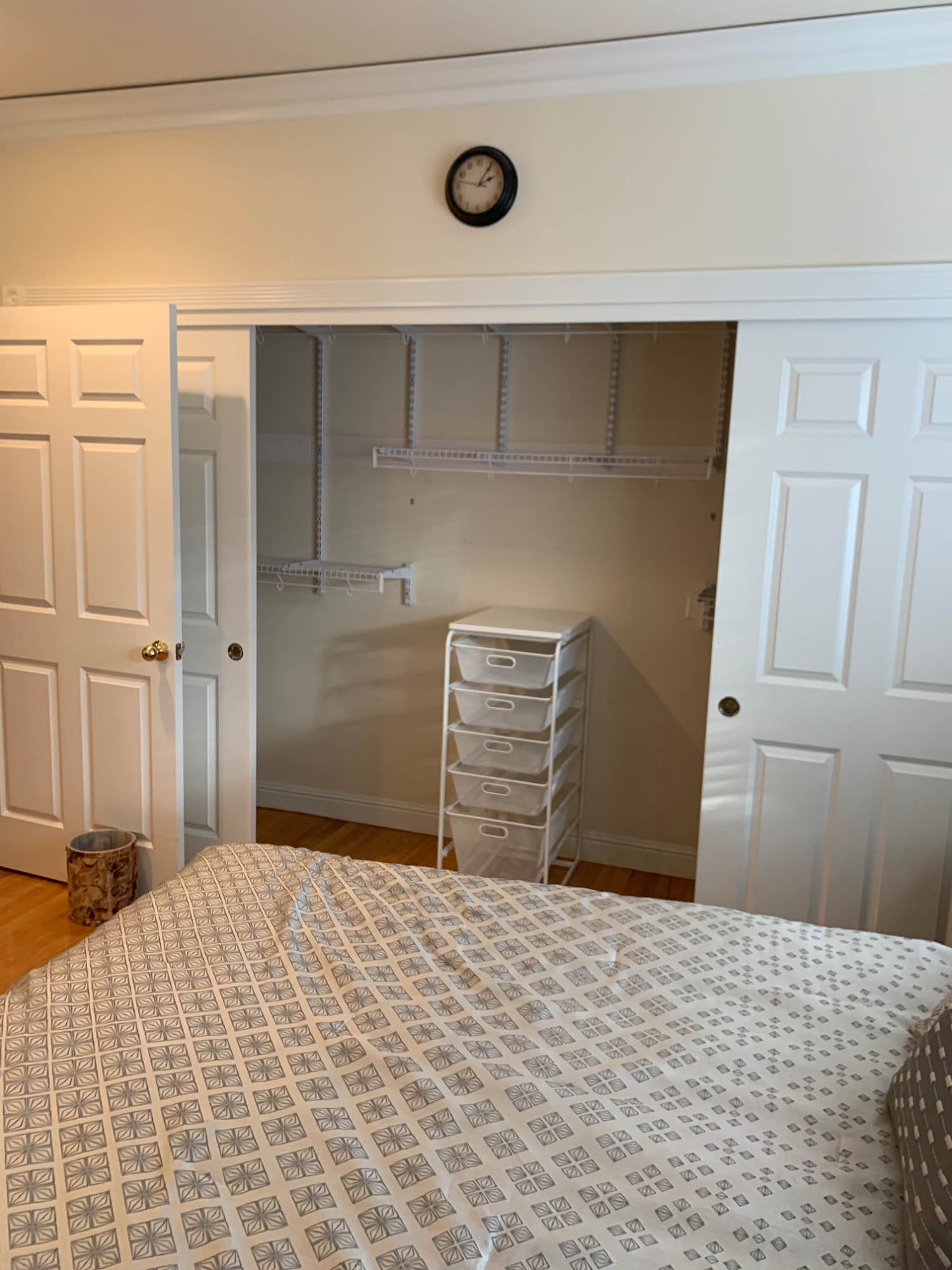 Spacious bdrm & 95% semi-private bthrm & entire home has nine feet ceilings with crown molding, & hardwood floors. Bdrm located in 3,000 sq ft 5 bedroom & 3 1/2 bathroom home in really safe neighborhood in North San Mateo very close to Downtown San Mateo & Downtown Burlingame, & only 20 min away from San Francisco, Palo Alto, as well as the East Bay. Home easily accessible to public transportation, local highways, parks, & malls. A quiet patio, large kitchen, washer & dryer are available. Utilities & WiFi, included with monthly rent. 