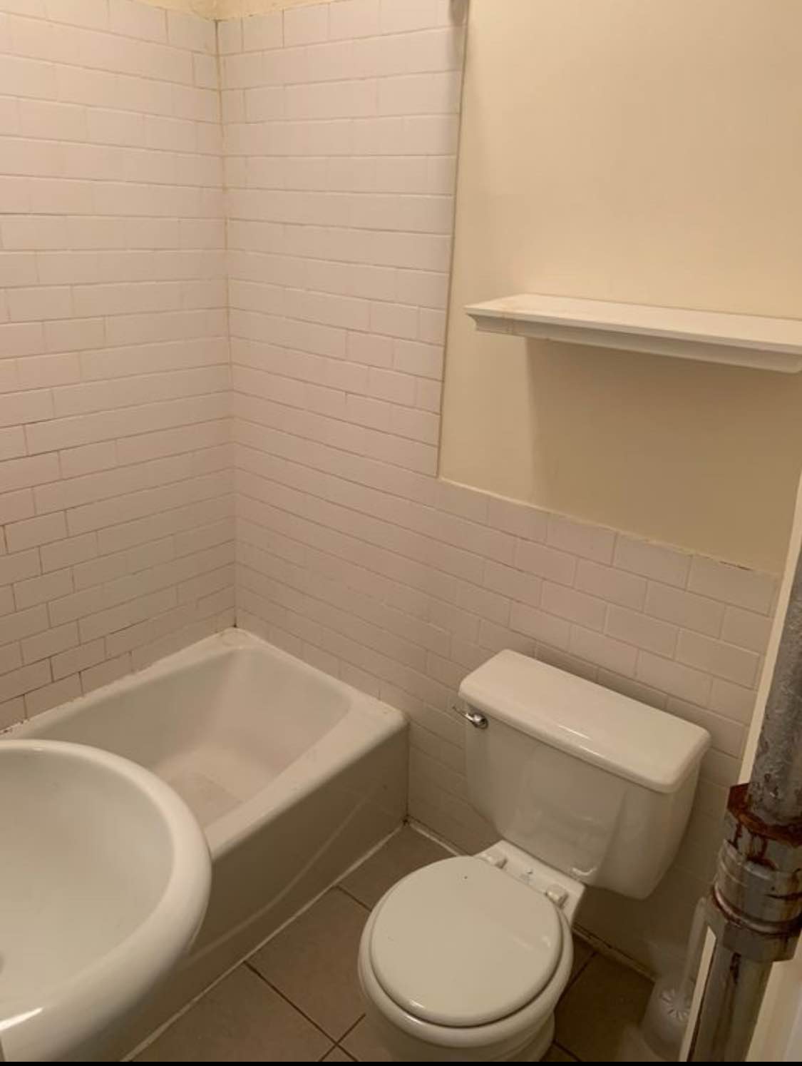 Spacious 1-Bedroom Apartment Elevator Building - Modern Kitchen - Abundant Natural Light - Prime Location - Beautiful Nearby Park - Well-Maintained Building - Laundry On-Site - 5 Large Closets - Ample Space - Convenient Access to Public Transportation, Shopping, and Dining.