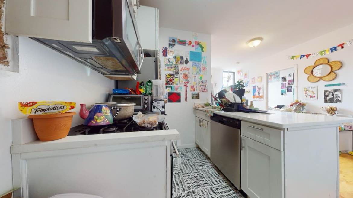 Hi, currently live in this spacious apartment in prime location and looking for to leasing it out to a trust-worthy and clean candidate!
I’m in my late twenties,work a hybrid schedule, I love game night, love meeting new people and having fun and Igbtqia+ friendly
The apartment is furnished with a full size bedroom, has a large bathroom, large kitchen, large living room, large closets in the bedroom and Microwave and brand new stove in the. Also, thick walls so it's quiet, tv with hulu, netflix, peacock, paramount, disney+, espn, roof for cute hangs in the summer
This neighborhood is absolutely amazing!!! Surrounded by cafes, restaurants and bars.
Laundromats nearby. Great location.m
$1500 + utilities/wifi
Message for more info/schedule