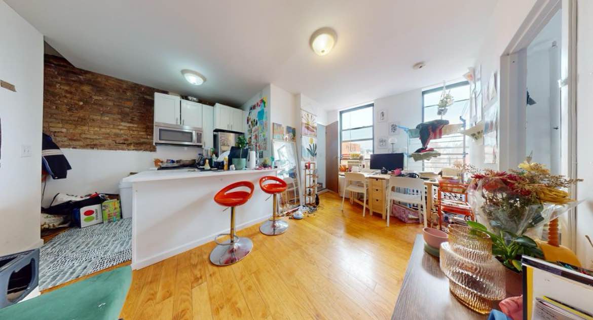 Hi, currently live in this spacious apartment in prime location and looking for to leasing it out to a trust-worthy and clean candidate!
I’m in my late twenties,work a hybrid schedule, I love game night, love meeting new people and having fun and Igbtqia+ friendly
The apartment is furnished with a full size bedroom, has a large bathroom, large kitchen, large living room, large closets in the bedroom and Microwave and brand new stove in the. Also, thick walls so it's quiet, tv with hulu, netflix, peacock, paramount, disney+, espn, roof for cute hangs in the summer
This neighborhood is absolutely amazing!!! Surrounded by cafes, restaurants and bars.
Laundromats nearby. Great location.m
$1500 + utilities/wifi
Message for more info/schedule