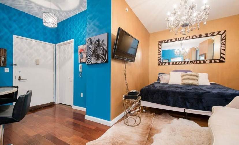 Lovely tranquil Alcove Studio apartment in the Heart of the Financial District. This apartment offers the convenience of a full service doorman and concierge services with all of the pre-war charm one could ever ask for . The kitchen has marble counter-tops with stainless steal appliances and the bathroom is designed with magnificent Italian Marble flooring.1 Wall Street Court, which was the Former "NY Cocoa Exchange" Building, holds its luxurious history and it's incredible design structure, which is reminiscent of the Flatiron Building. The Cocoa Exchange has exceptional amenities such as a beautifully landscaped roof deck, private Lounge, Media Room and the great convenience of a on-site Superintendent.