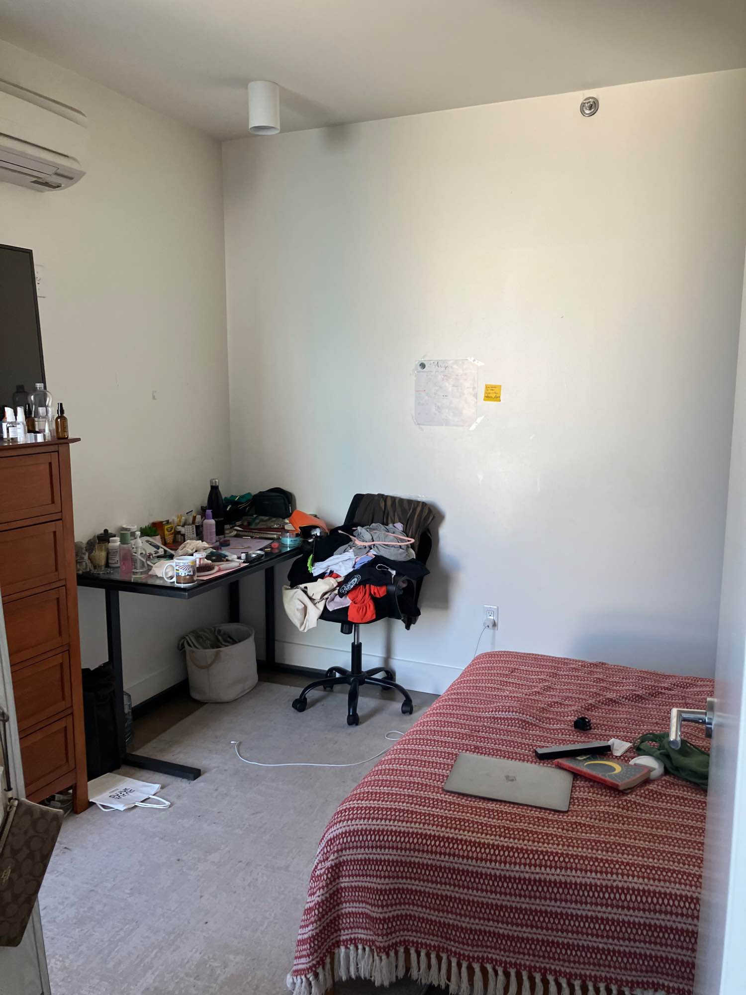 Quiet apartment in great location! The top floor of an elevator building with good amenities, responsive management, and a convenient location in a great neighborhood.

The bedrooms are on opposite sides of the apartment for added privacy, and you have access to a basement gym and laundry, a bike storage room, and a furnished roof deck. Plenty of natural light! The apartment also has central AC/Heat and built-in Bluetooth speakers in the high ceilings. Plenty of counter space in the kitchen too!