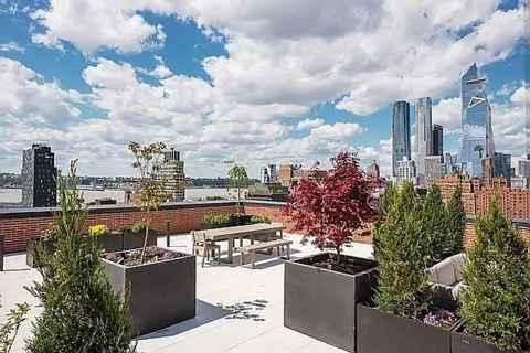 Incredible 12th floor studio with a large living room, bathroom and amazing natural light! Step outside your door into the heart of one of NYC's most iconic neighborhoods. Chelsea is filled to the brim with delicious restaurants, trendy bars and hopping nightlife. Building has a laundry room and mailroom.
Enjoy the spectacular and panoramic skyline views from the private residents’ roof deck. Just steps away from the A, C, E, and 1 MTA subway lines.
Available for rent on October 15, 2025. Tenant must have excellent credit and income. $3,000.00 deposit due at move in.
Lease Terms
1 year