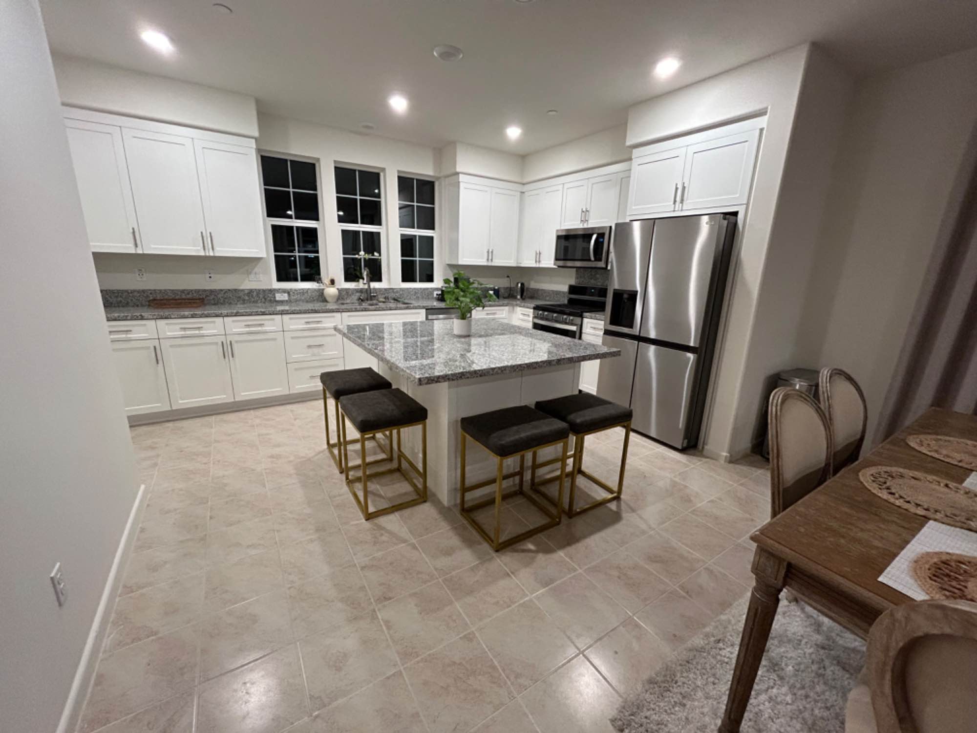 Relax at this peaceful room with in a brand new townhouse in Yorba Linda/Placentia with access to all amenities. This prime location in the city of offers proximity to Calstate Fullerton,Chapman University, shopping malls, and various upscale communities. An ideal renter is a student or business professional who has a full time job or school.