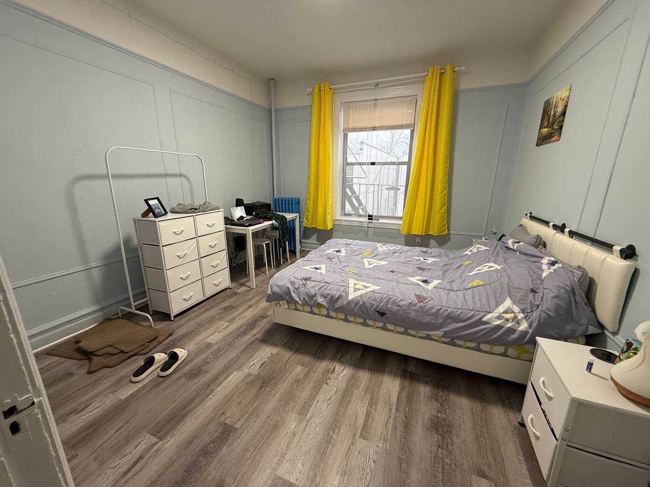 Affordable 3Bed/3Bath Apartment for Rent!
This fully furnished apartment comes with brand new utilities, featuring a full-size kitchen and bathroom. The rent is $900 (slightly negotiable), and a parking space is included. Plus, pets are welcome!
Utilities included are:
- Hydro
- Heat
- Water
- Refrigerator
- Washer and dryer
- Electricity
- Wi-Fi
- And more!