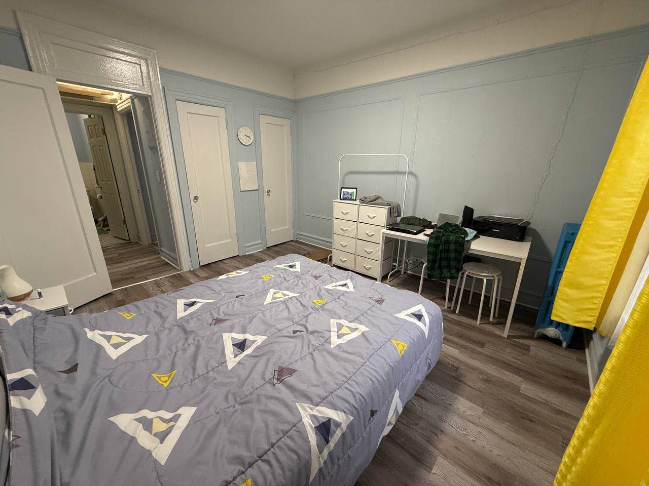 Affordable 3Bed/3Bath Apartment for Rent!
This fully furnished apartment comes with brand new utilities, featuring a full-size kitchen and bathroom. The rent is $900 (slightly negotiable), and a parking space is included. Plus, pets are welcome!
Utilities included are:
- Hydro
- Heat
- Water
- Refrigerator
- Washer and dryer
- Electricity
- Wi-Fi
- And more!