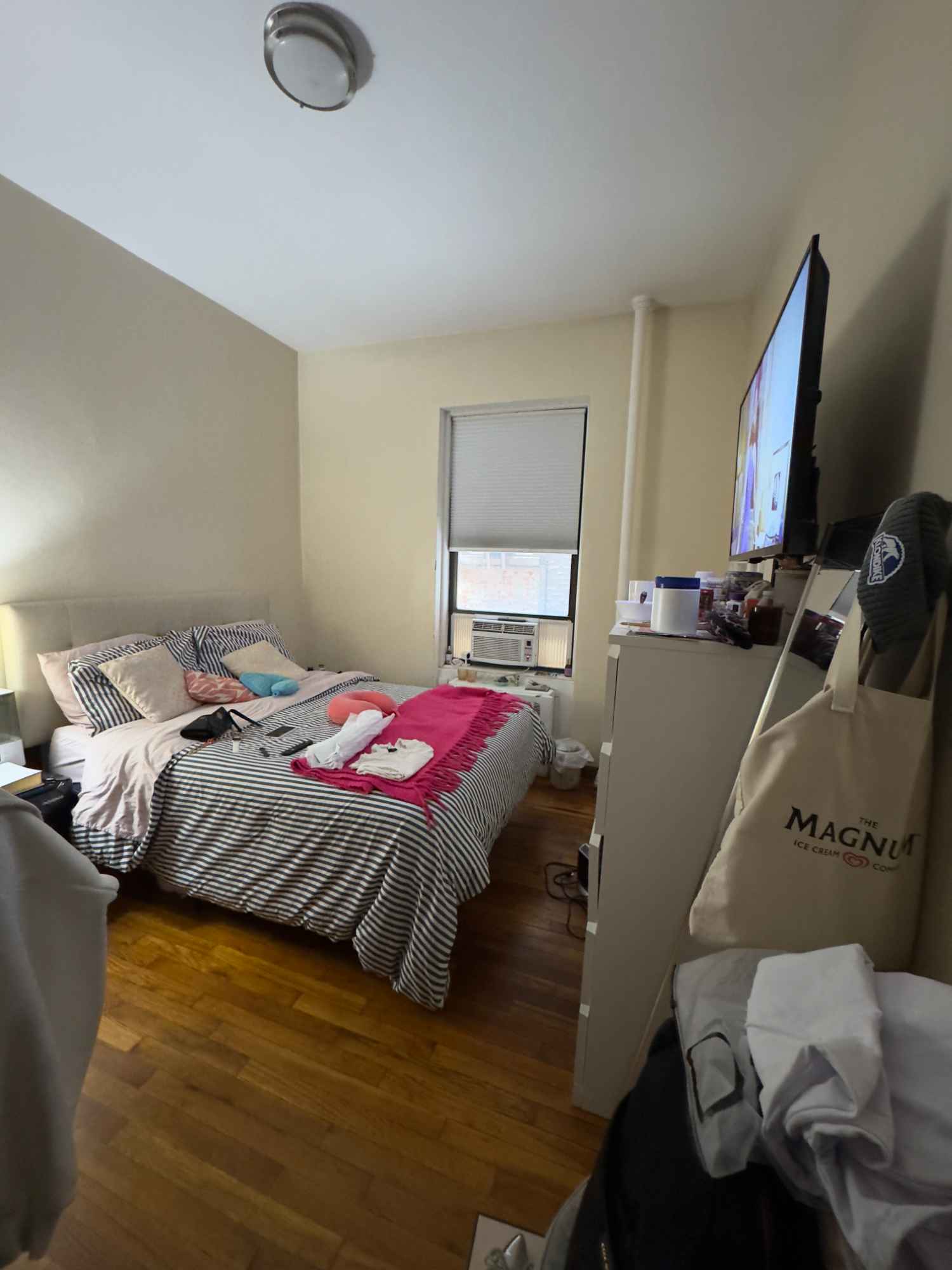 Spacious room on the 3rd floor with elevator that comfortably fits:
·Full or Queen bed
·Small work desk
·Dresser
·Bedside table
The room also has a closet, window with good light, and comes with AC. There’s many laundromat options close by.
Location: Upper West Side Rent: $1,850 + $100/120 utilities
Perfect for someone looking for a cozy and functional space close to the subway 1!
**the images show how the current renter set up the room. It will be left with just the full-size mattress and bedframe, which has space underneath for about 4 suitcases. I listed the room as unfurnished since many people prefer an empty space, but the bed can stay upon request.
__
About me
I’m 37, a student who also works from home at night for an international company. I’m easygoing and quiet, and spend a lot of time at home—when I’m not working, I’m usually watching a series or reading. I’m looking for someone respectful and laid-back to share the apartment with.