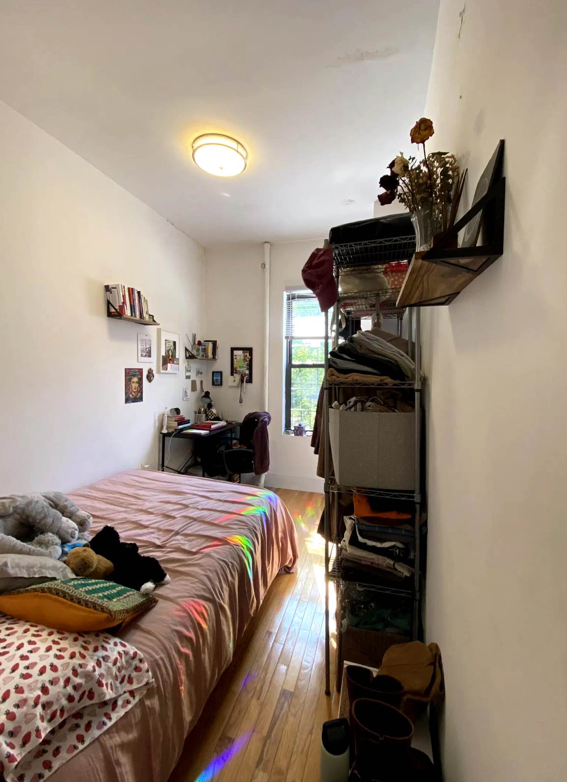 $1,700 total for the full stay (utilities + WiFi included)

Fully furnished: bed, desk, closet, great light

Shared kitchen, living room, and bathroom

Quiet 2nd-floor apartment in a well-connected area

Trains: 3, 4, A, C (easy ride to Manhattan)

Prospect Park about 30 min walk

Cafés, gyms, supermarkets, and parks nearby
