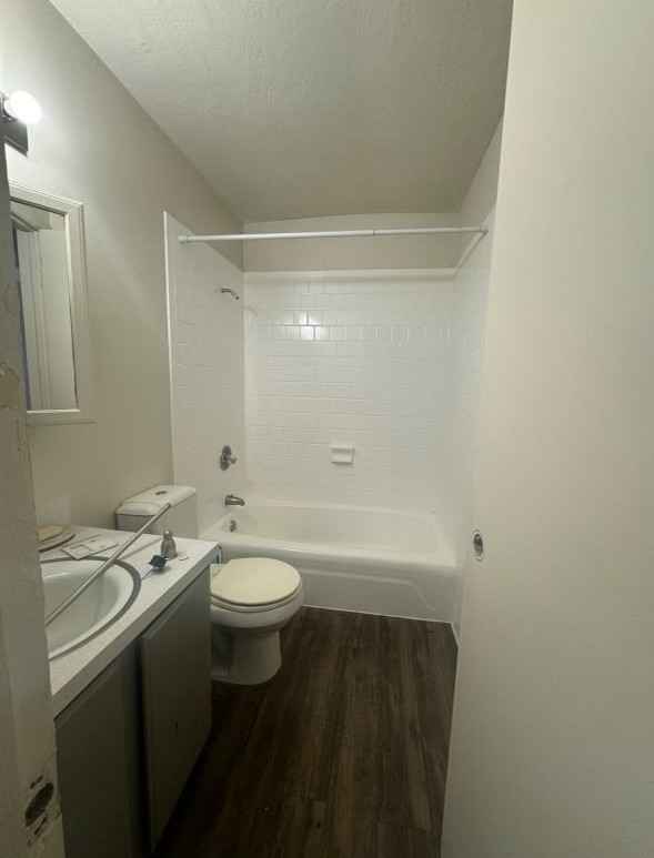 
Room for rent. $599 a month!! Females only. 2 roomates. Very kind and open minded. 3 bed 1 bath. Your room would be bottom floor. The roomates beds are upstairs. Your room will be the largest out of the three with the best option for storage. Large sliding glass door/window. Perfect amount of natural light. Pet friendly! Walking distance or short drive to downtown Boise. Walking distance to BSU. Immediate access to Greenbelt. Broadway is the closest main road. Jump on Broadway, hit 84, left on 21 and your in the mountains within 10 minutes.