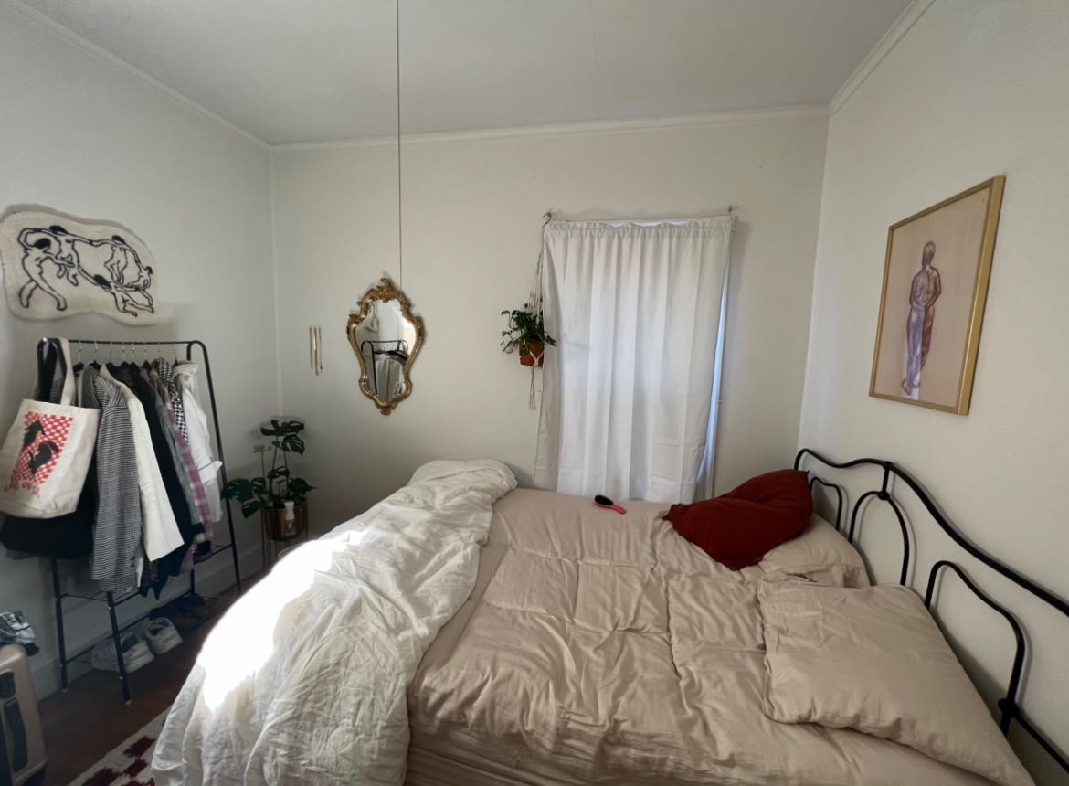 Davis square apartment roommate search!
Seeking a roommate, lease starts September 1, 2024.
September 2024: $1400 room available in Davis Square
Move-In Dates:
September 1, 2024 - 1 year lease
Looking for:
• Women identifying or NB persons preferred
• Age between 24 to 30 years-old
• Working professional and/or student
• Non-smoker
• No couples ( Room is for one person only)
About Apartment Unit:
2-bedroom, 1 bath apartment unit in family home (2nd floor apartment unit), located in Davis Square, Somerville. This is a perfect location for someone commuting to downtown Boston, Cambridge, or North of Boston & is work-from-home friendly! Located conveniently 5 minutes from red line - Davis square & multiple bus stops.
• Coin laundry in shared basement.
• Street parking is available. No parking on premises.
• In unit heating, ac units used in summer
• Access to shared backyard and patio
• Steps from restaurants, shops, movie theatre. 5 min drive to Star Market.
Monthly Cost:
Rent is $1400 per month (Gas, Electric, and Wi-Fi utilities are not included and usually do not exceed $100 in the height of the winter/summer).
Initial Move-In Cost:
First & Last month's rent + $1400 security deposit. (Total: $2800)
We split $2800 between the both of us.
Room Details:
The available room is on the second floor of the house. Lovely room with closet space, 2 windows for natural sunlight. Hardwood flooring in the room and all throughout entire Apartment Unit. Room can fit Full size platform bed, desk and dresser easily.
• Room unfurnished
About Me & Living Environment:
I am a mid 20’s working professional who works in travel. I work a hybrid schedule, usually 2 wfh days a week. I love museums, thrifting and traveling. I am decently social but also love a good night in with tv/ a book. With my current roommate moving out of state, I will be working on refurnishing the kitchen & the living room. Bonus if you bring some things with you! I like living in an environment that is clean and responsible, but not uptight. Creating a friendly and respectful atmosphere is a must!
• Im not a massive partiers but occasionally will throw gatherings/okay with it.
• Social drinker, liberal, & would love to be friends with my roommate, but also live our separate lives
• We have a cleaning schedule & distribute chores & responsibilities evenly - I’d love if you are a good team player & work to maintain a calm & clean-living environment