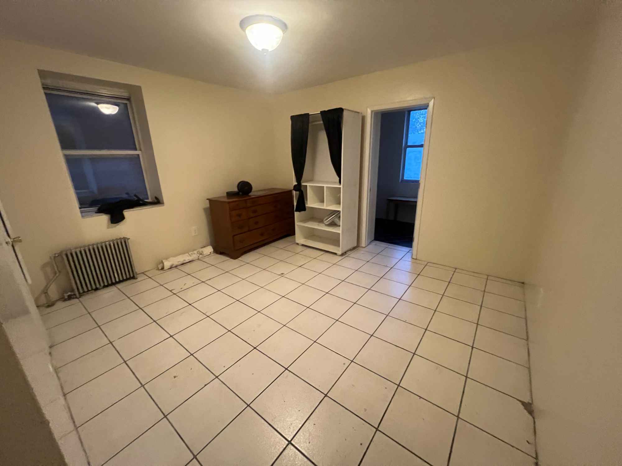 Room available in Yonkers near Metro North. The bedroom is spacious and comes with a bonus room that can be used as an office, walk in closet, or storage. Rent is 1100 per month with all utilities and WiFi included. The apartment is shared with 2 respectful roommates, and I work a regular 8 to 5 schedule.
Bathroom cleanliness is a must, and the kitchen can be used with either a cleaning schedule or a payment arrangement if preferred. I cook once daily and mostly keep to my room in the evenings. House rules include no smoking, no loud music, and no visitors after hours. This is a room rental, not a full apartment, so shared spaces should be kept clean and respected.
The room is partially furnished but can be cleared if you want to bring your own furniture. Minimum lease is 6 months, and the room is available immediately.