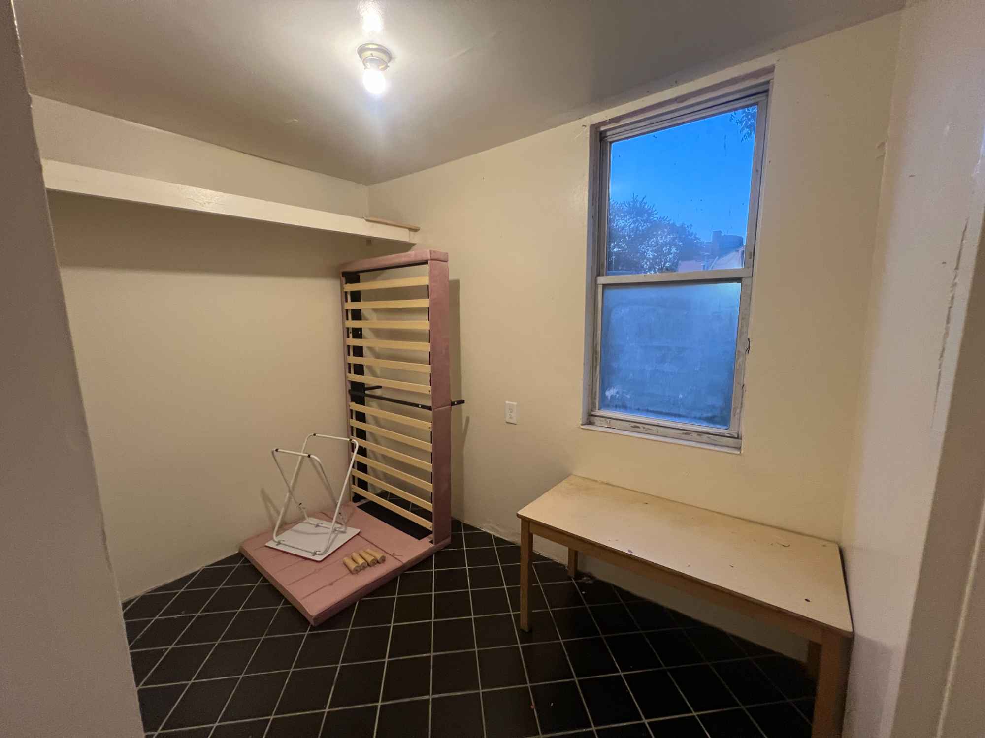 Room available in Yonkers near Metro North. The bedroom is spacious and comes with a bonus room that can be used as an office, walk in closet, or storage. Rent is 1100 per month with all utilities and WiFi included. The apartment is shared with 2 respectful roommates, and I work a regular 8 to 5 schedule.
Bathroom cleanliness is a must, and the kitchen can be used with either a cleaning schedule or a payment arrangement if preferred. I cook once daily and mostly keep to my room in the evenings. House rules include no smoking, no loud music, and no visitors after hours. This is a room rental, not a full apartment, so shared spaces should be kept clean and respected.
The room is partially furnished but can be cleared if you want to bring your own furniture. Minimum lease is 6 months, and the room is available immediately.