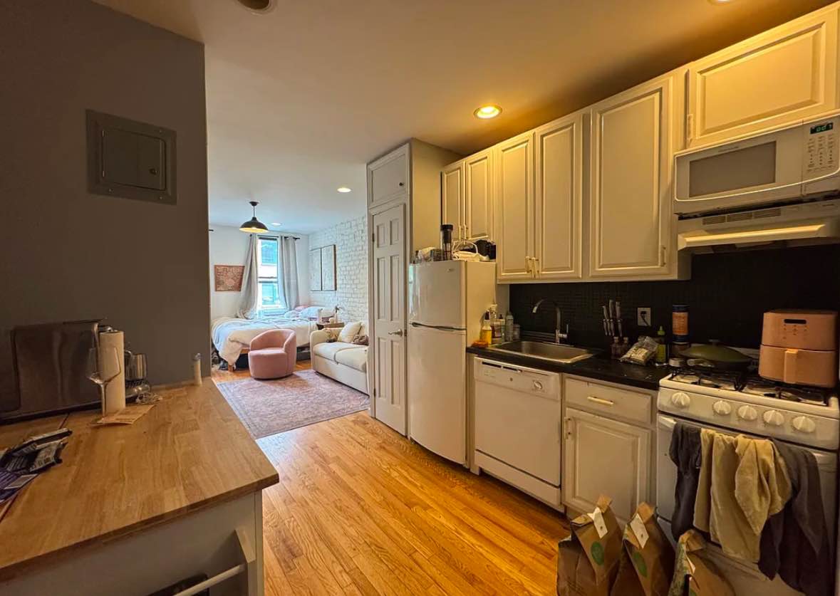 I’m looking for someone  to take over my lease in my lovely apartment. I'd love to find someone to sign the lease immediately. The apartment is just few blocks from all transportation and stores; Close to the subway (red line) and multiple restaurants.
Hove living in this apartment - we have lots of natural light, a ton of storage space, and pets are allowed as long as they are well trained.

The bedroom comes with a/c, heating, a large closet and wifi. Some space in the kitchen and bathroom is available for temporary storage.

The building has an elevator and a live-in super, and has been a joy to live in.

Seeking someone that is easy-going, clean and transparent.

Message to schedule viewing