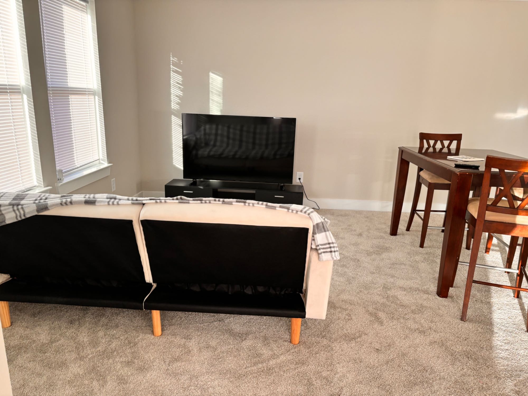 "Cozy furnished bedroom available in a prime location near Methodist Hospital in The Woodlands. Enjoy the convenience of shared kitchen and bathroom facilities in a clean and comfortable environment. Ideal for healthcare professionals or students seeking a convenient and affordable living arrangement. Don't miss out on this opportunity, inquire now!"