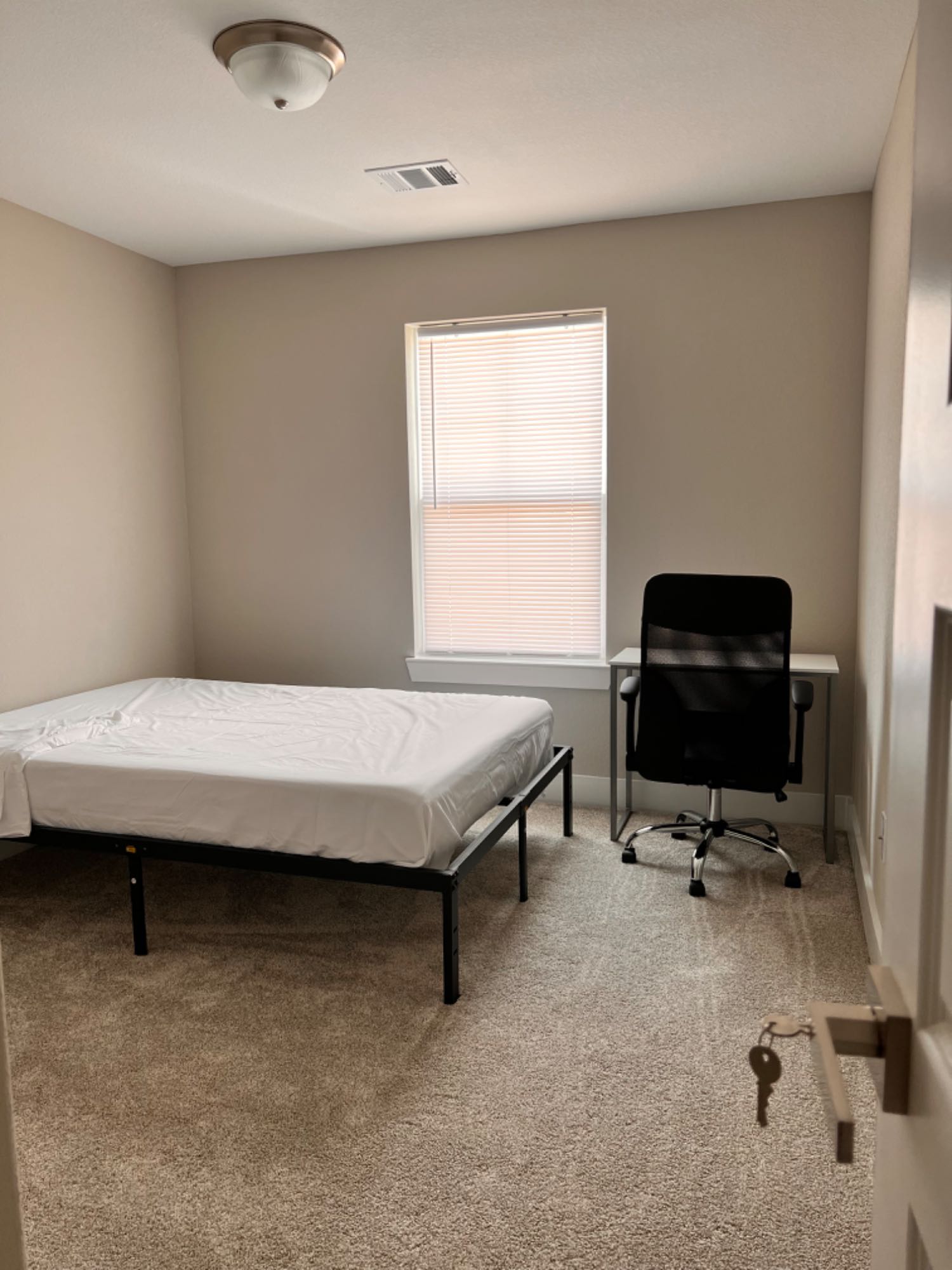 "Cozy furnished bedroom available in a prime location near Methodist Hospital in The Woodlands. Enjoy the convenience of shared kitchen and bathroom facilities in a clean and comfortable environment. Ideal for healthcare professionals or students seeking a convenient and affordable living arrangement. Don't miss out on this opportunity, inquire now!"