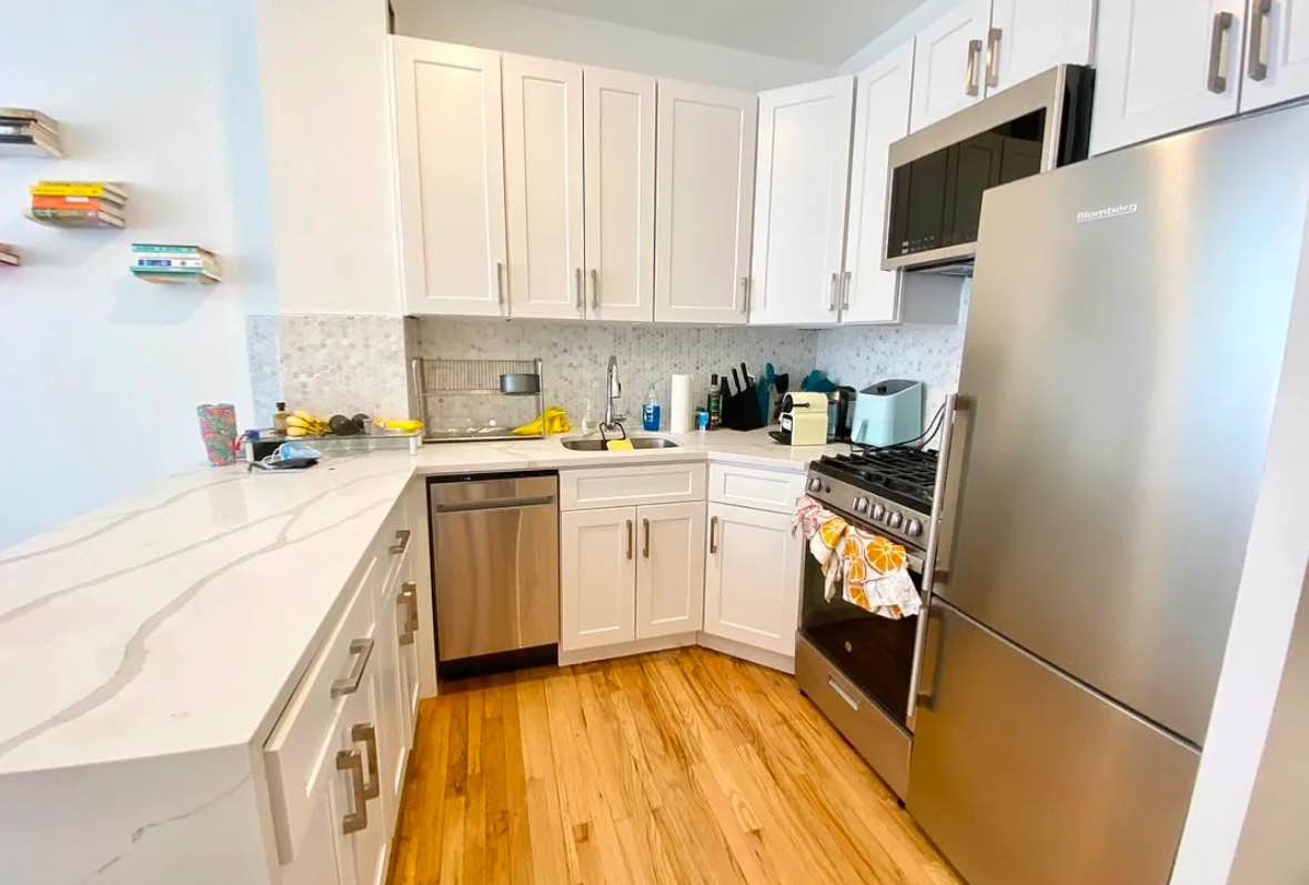 I’m looking for someone  to take over my lease in my lovely apartment. I'd love to find someone to sign the lease immediately. The apartment is just few blocks from all transportation and stores; Close to the subway (red line) and multiple restaurants.
Hove living in this apartment - we have lots of natural light, a ton of storage space, and pets are allowed as long as they are well trained.

The bedroom comes with a/c, heating, a large closet and wifi. Some space in the kitchen and bathroom is available for temporary storage.

The building has an elevator and a live-in super, and has been a joy to live in.

Seeking someone that is easy-going, clean and transparent.

Message to schedule viewing; +1 (628) 233-8477 WhatsApp +1 (708) 717-3325