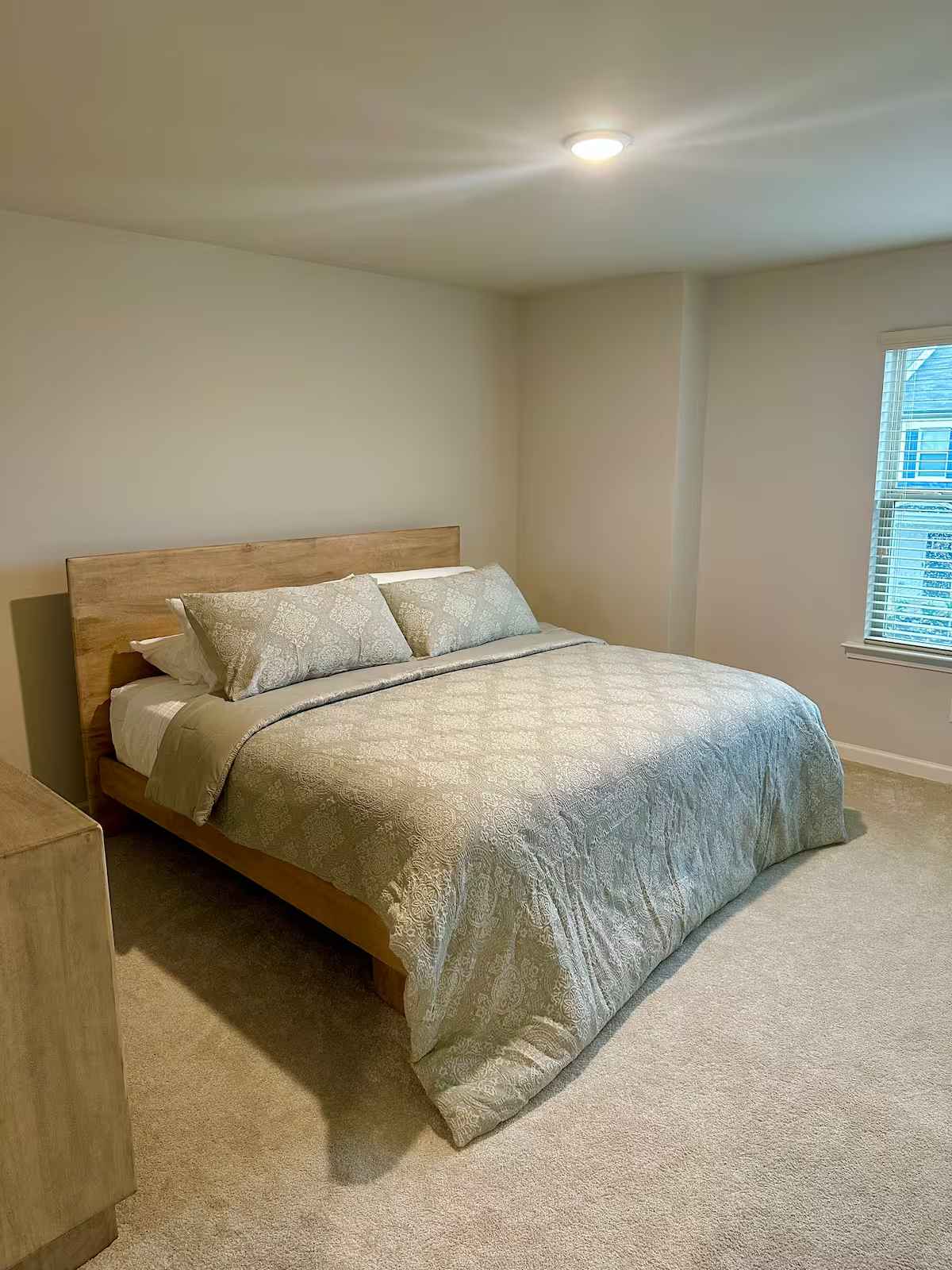 Welcome to the most peaceful Private Room in Atlanta!
Located 6 minutes from the Hartsfield Jackson Int'l Airport, you’ll have This newly built home features modern appliances & a 2 car garage.
Your PRIVATE bathroom is located right next to your room ensuring maximum comfort and privacy during your stay. 
This is a SHARED space with the home owner! 
Your bedroom features a king size bed, a workspace, a 65-inch TV with complimentary Netflix and YouTube TV subscriptions.