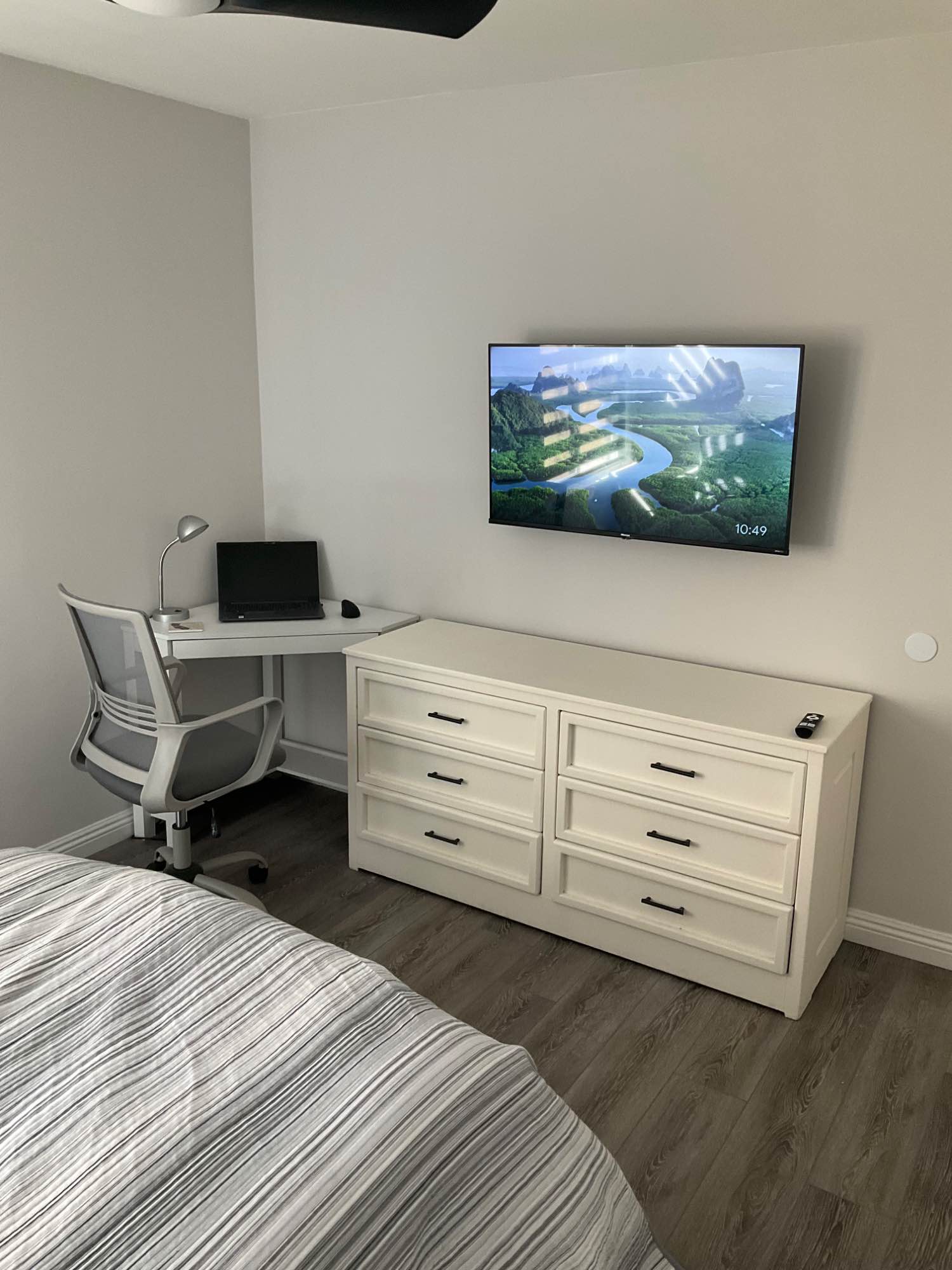 Looking for a clean, responsible roommate to share a beautiful, fully furnished 2-bedroom, 2-bathroom condo in the heart of La Mesa. The room is newly renovated in a beautiful area walking distance from a shopping center. The room comes fully furnished with bed, dresser, 2 night stands, desk and a Tv. A smart ceiling fan is installed for those warm nights as well as a smart heater for the cold ones, all powered by voice command via amazon alexa which is also provided in the room. The room is in a second floor 2 bed 2 bath condo where you will have access to your own separate bathroom and in house laundry. The condo has a fully furnished living room, dining room and fully stocked kitchen. The room will also come with a parking pass for private resident parking. The condo is a very modern unit with all the comforts of a home.