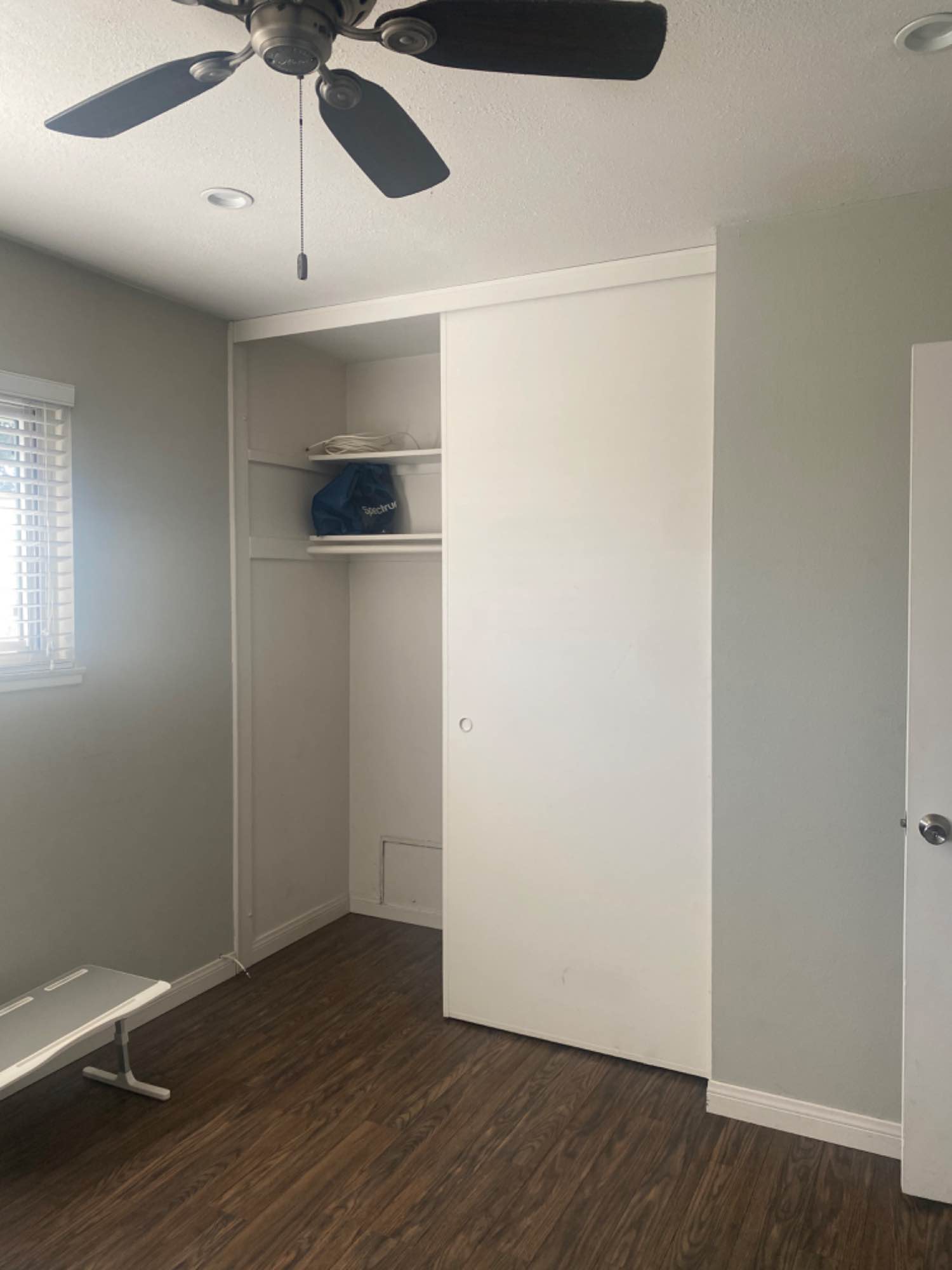 Looking to share my home with a responsible and respectable female. This house is a large house in a wonderful location near viola university , shopping centers and Restaurants. I have lived here most of my life and love it. I like to keep a clean house, I have
a large room with large closet and furnished with a bed and a 4 drawer chest. Please only contact me if you are ready to move. Room is available by the end of July 20th. I'm asking for $ 950 monthly and month to month , I require First and last rent plus a security deposit of $500. Single Person, no pets, no drugs and  no alcohol.