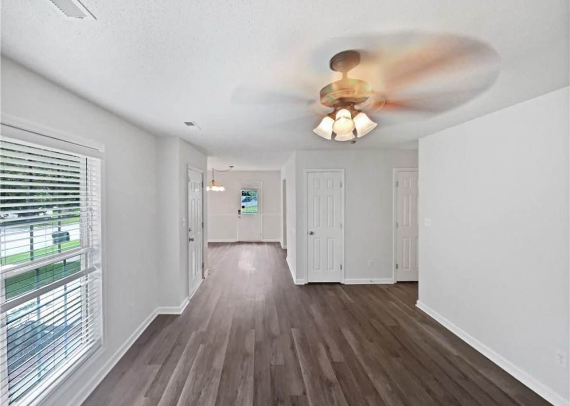 NOTE: BEFORE SENDING A MESSAGE SAYING THAT YOU ARE INTERESTED, LEAVE YOUR NAME AND NUMBER AND YOU WILL BE ANSWERED SHORTLY..!!!
Welcome to your new home! This beautifully renovated 3-bedroom, 2-bathroom condo offers 1176 square feet of modern, comfortable living. Enjoy spacious, sunlit rooms with high-end finishes, updated flooring, and a sleek kitchen-perfect for professionals, students, or anyone seeking convenience and style. Located close to transit, shopping, and parks, this inviting space is move-in ready.
