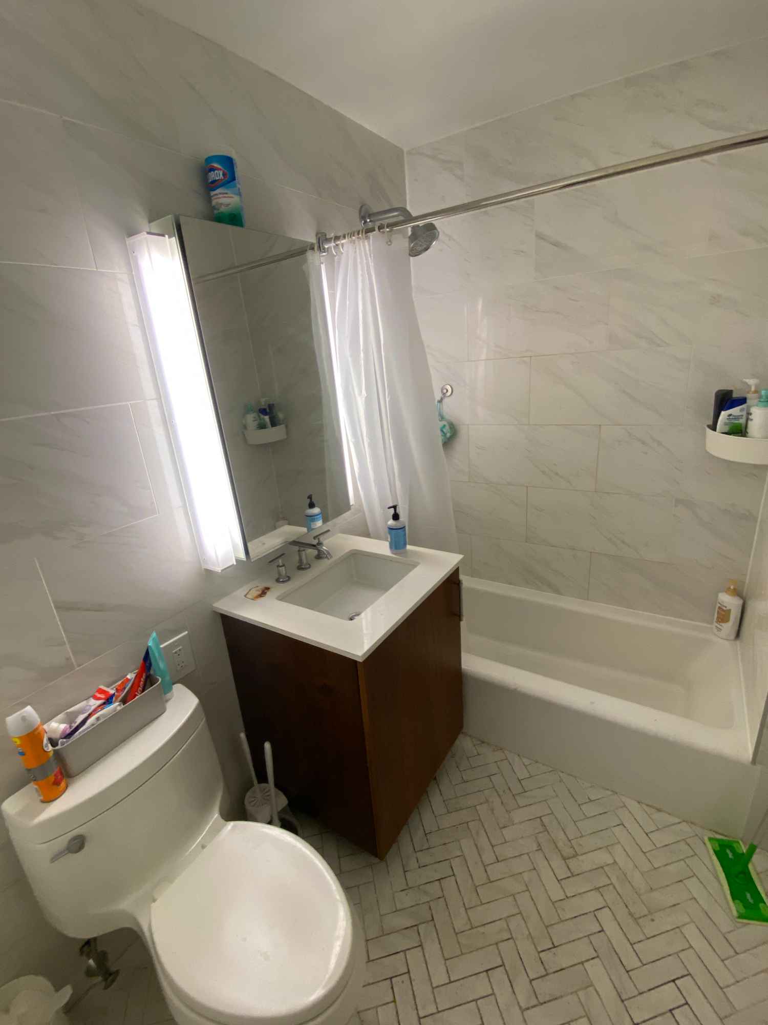 Dumbo Room Available in The Amberly Apartments
Details:
•Lease Start: September 1st (12-month contract)
Current housemates:
•Conor – 29, full-time professional
•Frank – NYU student
•Currently living there however roommate moving out at end of mont
Luxury Amenities (built in 2018):
•Rooftop access with pool table,
•Overlook + co-working space,
•24/7 gym and reception;
Ideally located:
•Near Brooklyn Bridge
•Subways nearby include High Street, Jay St & Jay St–MetroTech
•A few blocks from NYU etc
Next Steps:
•Send a short bio including: Name, Age, Occupation, and a little bit about yourself
•Conor & Frank already on lease, expected to be additional co-sign
Open to arranging viewings after a quick phone call.
Feel free to reach out with any questions.
Thanks,
Conor