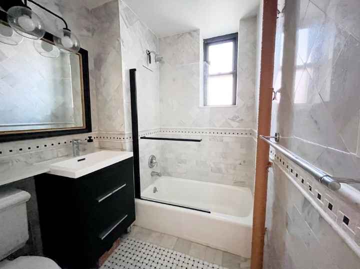 Looking for someone to occupy my private apartment. the top floor of a 3-story building, so you get some privacy. The place has wood floors in living area and bedroom. High ceilings, making it feel comfy and open, plus you'll get plenty of natural light flooding in. Living here puts you right in the mix lively scene, with parks, restaurants and bars nearby.
Apartment is 1 block away from train stations. Lived here for over 5 years and absolutely love this apartment and neighborhood.

I work in tech publishing - I love movie nights, dinners with friends, long walks around the city, and all manner of arts and crafts.

Seeking someone that is easy-going, clean and transparent.