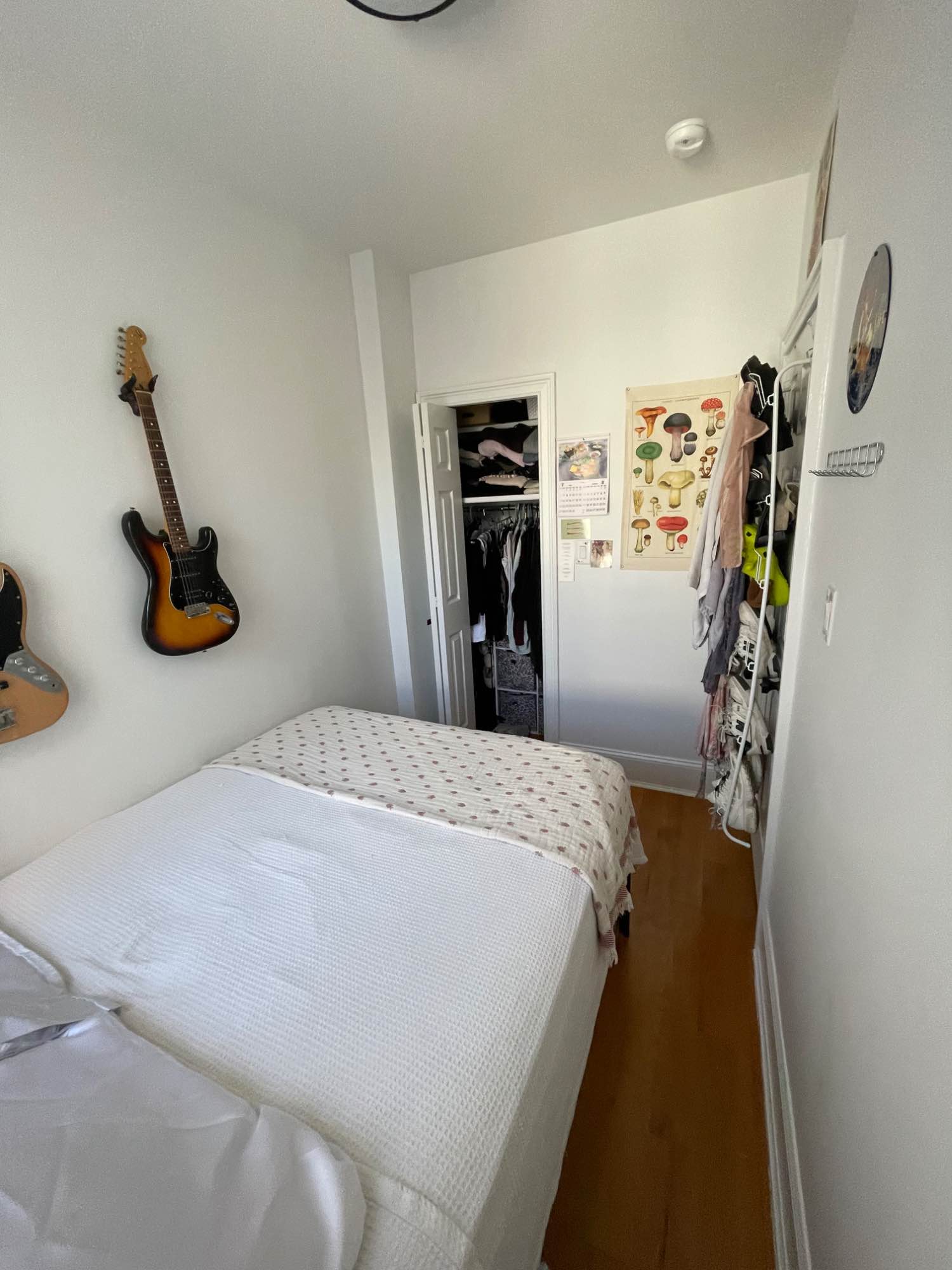 Look for someone to take over my lease due to work relocation. Lease is valid till April, looking for a November 1st move in.
AREA
Close to M,J,Z,L, and G trains. Quick commute to midtown and downtown Manhattan. Accessible area with a C Town down the street and a 10 min walk to whole foods and trader joe's.
ROOMMATES
Bathroom, living, and kitchen space are all shared with respectful and clean roommates. My roommates are both 23 (F) who work 9-5 jobs and 2 lazy cats. The cat's litter box is in the living room but is discreet and is well maintained.
APARTMENT
There is a IN-UNIT W/D and dishwasher, as well as a mailroom and attentive super. Kitchen is fully updated with stainless steel appliances and is fully stocked with pots/pans and cooking utensils. There is a window AC unit in the living room which keeps the entire apartment cool and building heat for winter. The unit is on a 6 story walk up which gets lot of light during the day with not much street noise. Access to roof!
ROOM
The bedroom is 50 square ft (100"x72"). It has a deep closet and is furnished with a full sized bed on a 30" tall frame to maximize storage underneath. (Unit can come unfurnished if needed)
RENT
Rent is $1,415 a month
Hot water and heat included
Utilities you pay are electric and wifi (around $50-$80 a month)