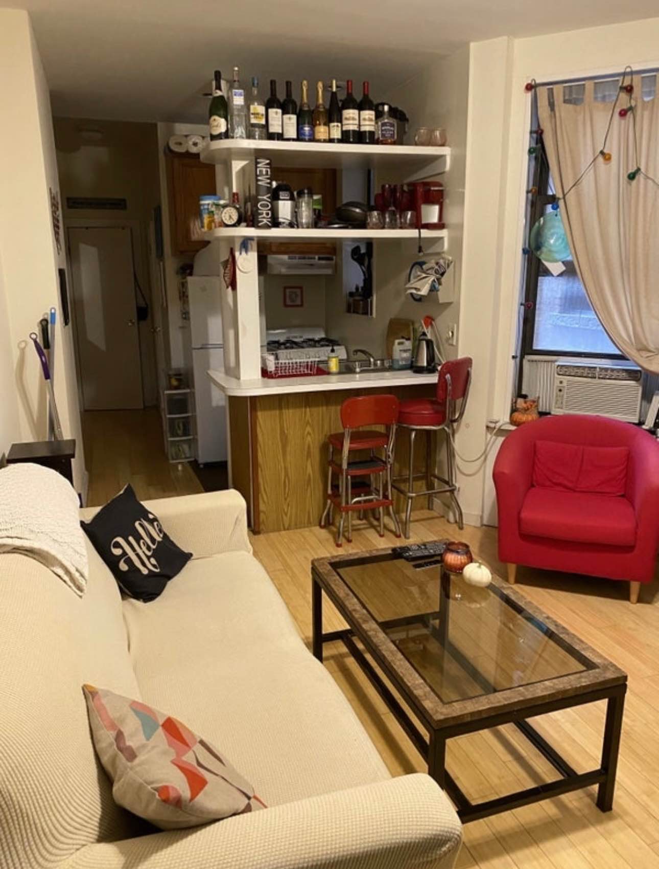 Midsized room available in a comfortable, cozy, fully furnished, 2 bedroom apartment on the Upper East Side. 

The bedroom has a closet and storage space, large dresser and AC unit. Former roommates have moved to NYC from overseas with a suitcase and it worked out perfectly. Rent includes all utilities (heat, hot water, electricity, and Wi-Fi).

A little about me - I graduated from Pace University in 2009 and have lived in the apartment since 2010. Starting in January 2022, I will be working fully remote and spending the majority of my time in Seattle with my boyfriend and Pennsylvania with my family. Through my agreement with work, I will be coming back to the city about 6-10 times a year for work events and to visit friends. Estimating approximately one week per visit. I’ll give plenty of advance notice when I plan to use the apartment. 

The apartment is located on the 3rd floor of a walkup building (2 flights of stairs). It’s 1/2 a block from the Q train and an 8-10 min walk to 4, 5, 6.