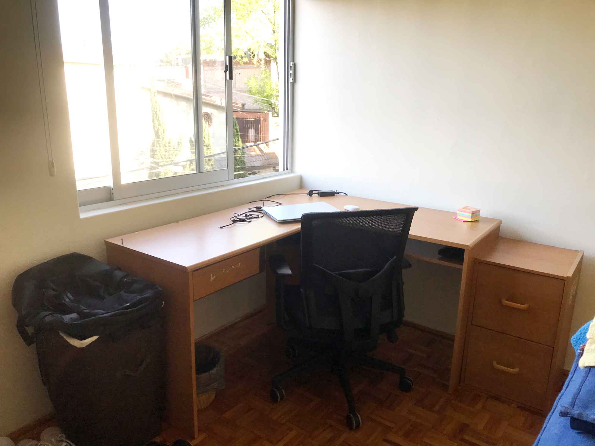 Esta espaciosa habitación está amueblada con un escritorio, buró y una cama individual que cuenta con un colchón con poco uso.
El depa es tranquilo y silencioso la mayoría del tiempo, a pesar de estar a una cuadra de Tlalpan, no llega el ruido de la avenida. A veces se escucha el ladrido de los perros de los vecinos. La acogedora sala de estar cuenta con plantas y cómodos sofás. La cocina está bien equipada con todo lo necesario para cocinar y un buen espacio en la alacena y el refri para poner tus víveres. Hay dos cuartos de baño en el apartamento, uno lo ocupan los dos roomies que están fijos aquí, el otro se ocupa entre la persona que ocupe este cuarto y yo que ocasionalmente me hospedo en el espacio.
El costo de la renta incluye todos los servicios y el que una persona venga una vez por semana a ayudarnos con la limpieza completa del depa. El Internet es de 200 mbs y contamos con un repetidor para que la señal llegue mejor a los cuartos del fondo. La cocina cuenta con un filtro de agua Nikken por lo que no se tienen que comprar y cargar garrafones.