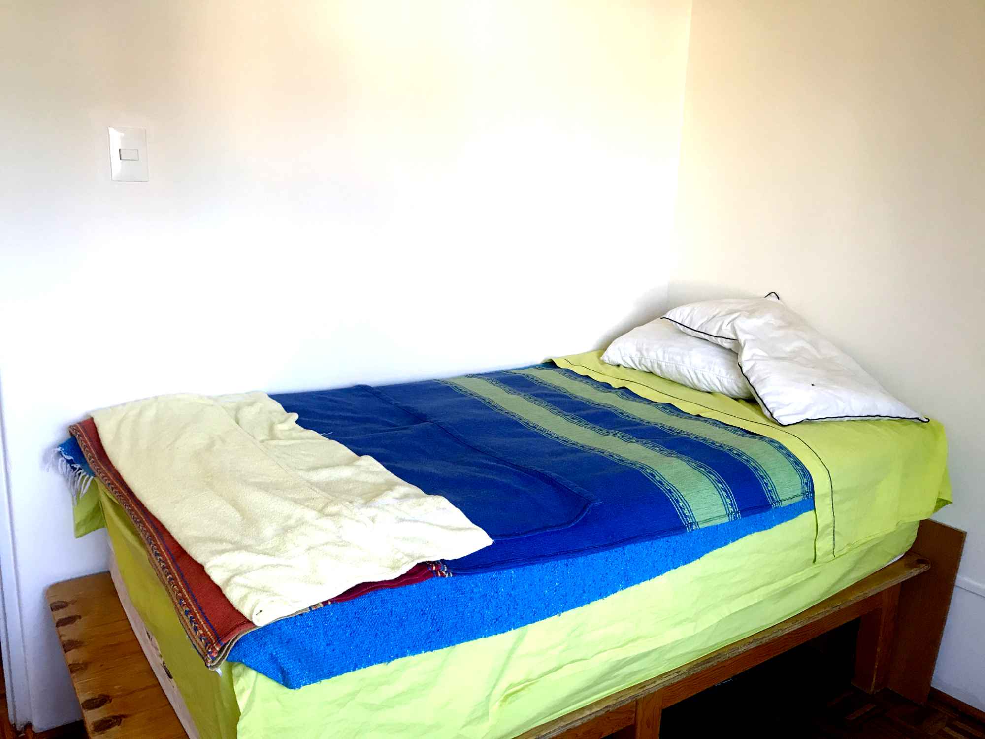 Esta espaciosa habitación está amueblada con un escritorio, buró y una cama individual que cuenta con un colchón con poco uso.
El depa es tranquilo y silencioso la mayoría del tiempo, a pesar de estar a una cuadra de Tlalpan, no llega el ruido de la avenida. A veces se escucha el ladrido de los perros de los vecinos. La acogedora sala de estar cuenta con plantas y cómodos sofás. La cocina está bien equipada con todo lo necesario para cocinar y un buen espacio en la alacena y el refri para poner tus víveres. Hay dos cuartos de baño en el apartamento, uno lo ocupan los dos roomies que están fijos aquí, el otro se ocupa entre la persona que ocupe este cuarto y yo que ocasionalmente me hospedo en el espacio.
El costo de la renta incluye todos los servicios y el que una persona venga una vez por semana a ayudarnos con la limpieza completa del depa. El Internet es de 200 mbs y contamos con un repetidor para que la señal llegue mejor a los cuartos del fondo. La cocina cuenta con un filtro de agua Nikken por lo que no se tienen que comprar y cargar garrafones.