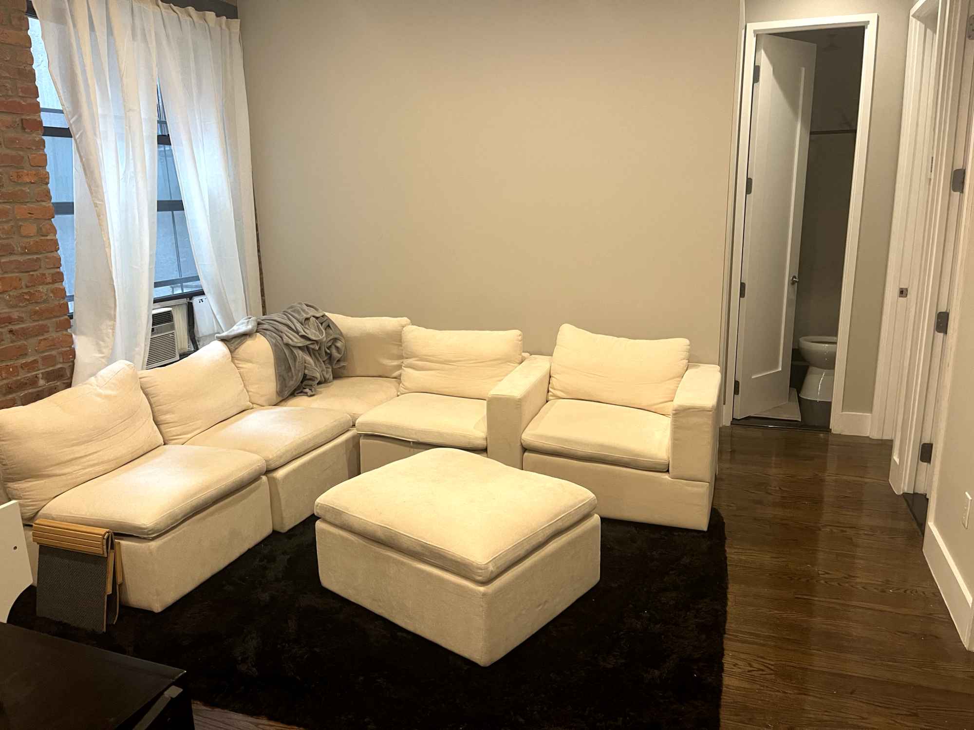 Fully furnished room in heart of the East Village. Second floor. 5 minute walk from the 6, 10 minutes from Union Square. Quiet residential street and right near tons of bars, restaurants, parks, etc. Washer, dryer, and dishwasher in unit.
Starts October 1, end date flexible, up to 8 months. 4 roommates working in finance and consulting—most eat dinner in the office. Great, welcoming guys.
Utilities included. Please reach out with any questions.