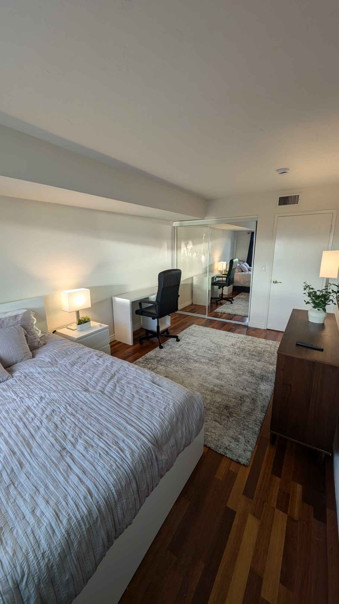 Room for Rent in Banker’s Hill, San Diego - $2000/month (Utilities Included)
Fully furnished 16' x 10' room with stunning views of San Diego Bay and Point Loma. Features a queen-sized bed, new smart TV, ample space, and a private full bathroom. The 2-bed, 2-bath condo includes shared access to the kitchen, living room, pool area, sauna, laundry room, and Wi-Fi. A parking spot is negotiable.
Pets are welcome (no cats; dogs must be well-trained). Seeking an easy-going roommate with a steady income. Smokers allowed (no indoor smoking). Month-to-month lease; no security deposit, but a walkthrough is required. Rent covers all utilities.