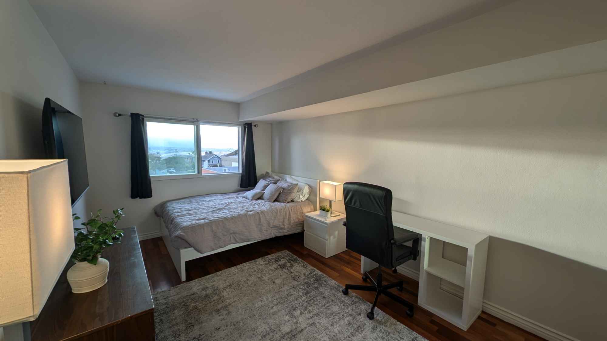 Room for Rent in Banker’s Hill, San Diego - $2000/month (Utilities Included)
Fully furnished 16' x 10' room with stunning views of San Diego Bay and Point Loma. Features a queen-sized bed, new smart TV, ample space, and a private full bathroom. The 2-bed, 2-bath condo includes shared access to the kitchen, living room, pool area, sauna, laundry room, and Wi-Fi. A parking spot is negotiable.
Pets are welcome (no cats; dogs must be well-trained). Seeking an easy-going roommate with a steady income. Smokers allowed (no indoor smoking). Month-to-month lease; no security deposit, but a walkthrough is required. Rent covers all utilities.