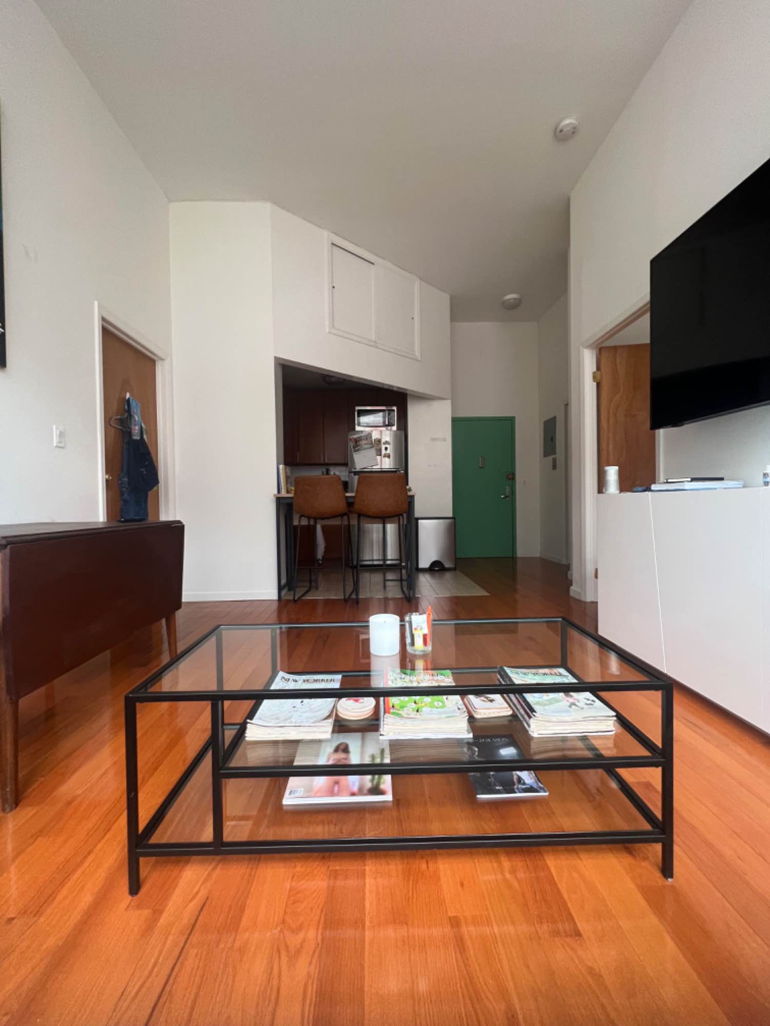 Looking for a roommate for the second bedroom in my 2 bed / 1.5 bath. The building has laundry, a rooftop, courtyard, elevator, and security.

I’m chill, clean, and respectful. Looking for someone who is too!