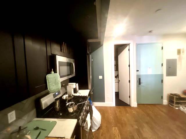 Subletting My Room in Prime Bushwick for the Holidays
📅 Dates: November 24 – January 7
📍 Location: Central Ave, Bushwick – right between the L
and M trains, steps from Loveless Coffee and Rosie's Pizza
I'm looking for someone to sublet my spacious, sunlit room in a 3BR apartment with two male roommates (20s/early 30s – chill, respectful). The room is the largest in the apartment, with two big windows, natural light, and an AC unit with remote.
🛋️ Apartment Features:
* Renovated kitchen & bathroom
* Laundry in building (plus laundromat 2 blocks away)
* Amazing location near bars, cafes, restaurants, music venues, and Maria Hernandez Park
💸 Rent Breakdown:
* December: $1,350
* Nov 24–30: $315
* Jan 1–7: $305
➡️ Total: $1,970 + utilities (~$70 total for Wi-Fi & other bills)
The room will be mostly cleared out — I’ll box up my things and store them neatly in the common space for the duration of your stay.
Please note: any potential subtenant will need to complete a screening process through management, which includes a credit and income check to meet eligibility requirements.
DM me if you’re interested, or want to come see the space!
These pictures are some I found on Street Easy of our apartment from the past, but I included a few that I took myself in the apartment, as well, with some stuff in here that I'd try to clear out other than the desks and bed frame. I'll also leave the box mattress as well on the frame.