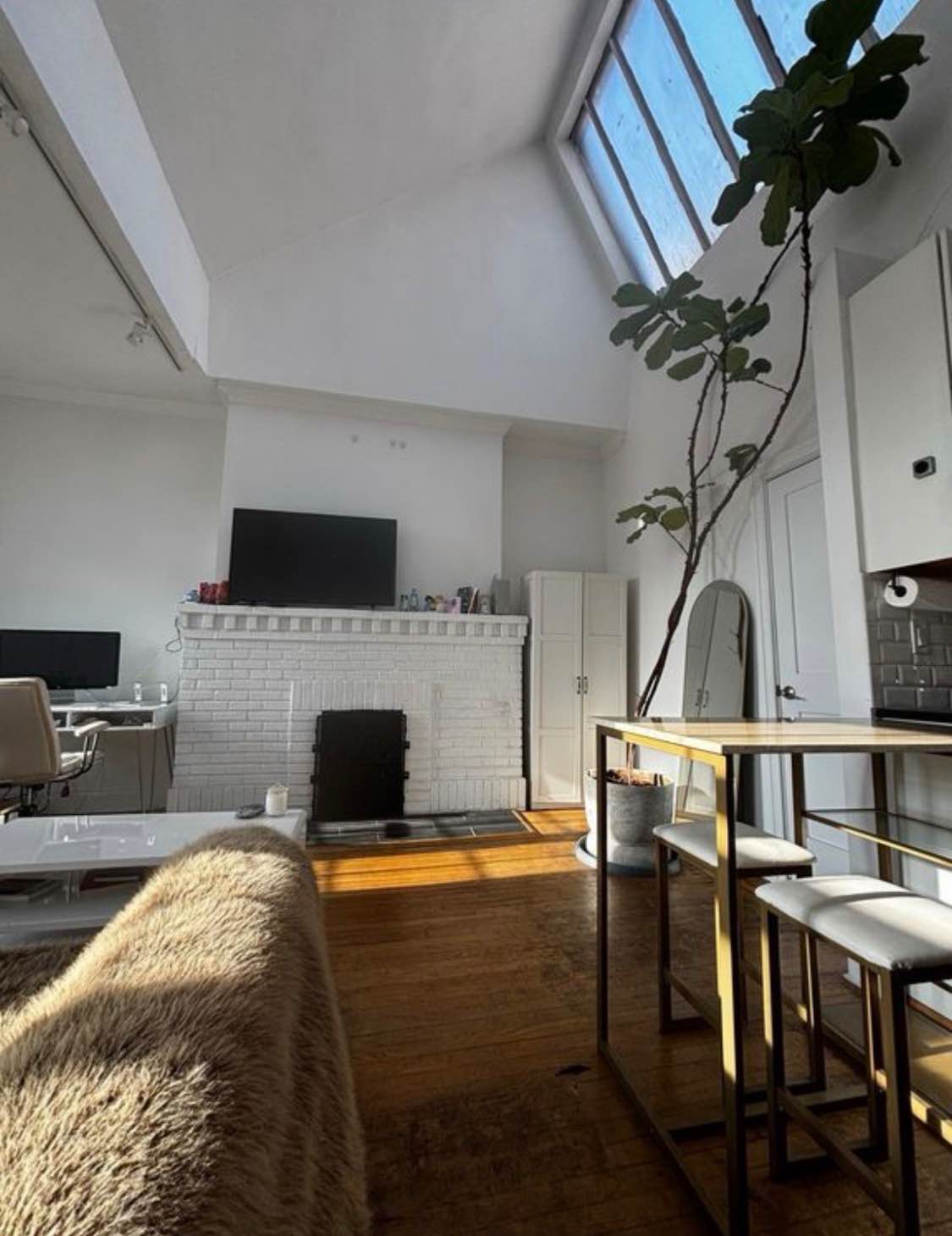 This private apartment offers a high level of privacy and comfort, including a private bedroom, private bathroom, and dedicated closet space. The unit comes with in-home laundry, as well as washer, dryer, and Wi-Fi access. Flexible leasing options are available, and pets are allowed.

Apartment features include:
A dishwasher, furnished common areas, high-speed internet, guarantors accepted, a 32-inch flat-screen TV, a dine-in kitchen, free on-site laundry, hardwood floors, microwave, oven, and refrigerator.

Located in a convenient area, the apartment is just minutes from nearby parks, restaurants, and local bars.

Kindly reach out for additional information or to schedule a viewing.