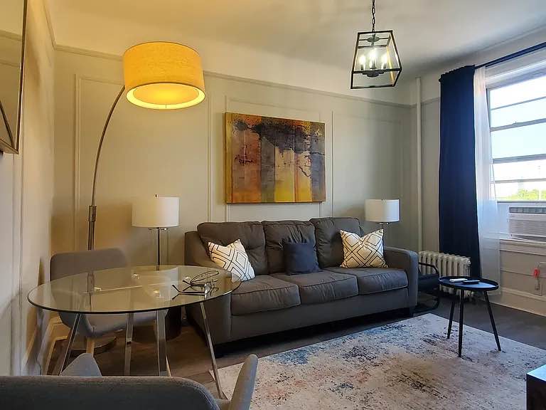 All furnished one bedroom in long Island city, good for short or long term! just a half block from the subway. included heat, Hot water, gas and internet.
Email me on (lavonnecumby@outlook.com) for more info 