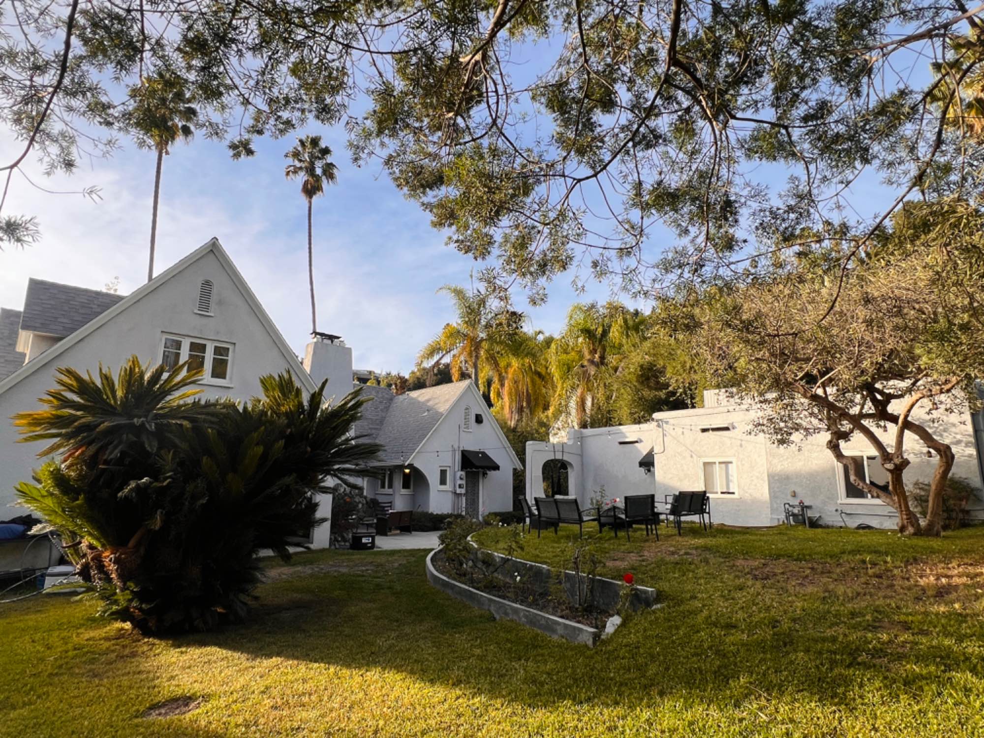 * A private bedroom in a spacious 4-bedroom, 2-bath home
* Features: Large common spaces, coworking area, and a guest room
* Ideal for one person looking for community vibes!
*Enjoy access to a gorgeous private backyard featuring:
* Lush rose garden
* Sunny lawn & shade trees
* Fire pit, workout gear, & outdoor furniture
*This space is perfect for anyone who loves indoor-outdoor living, creativity, and connection