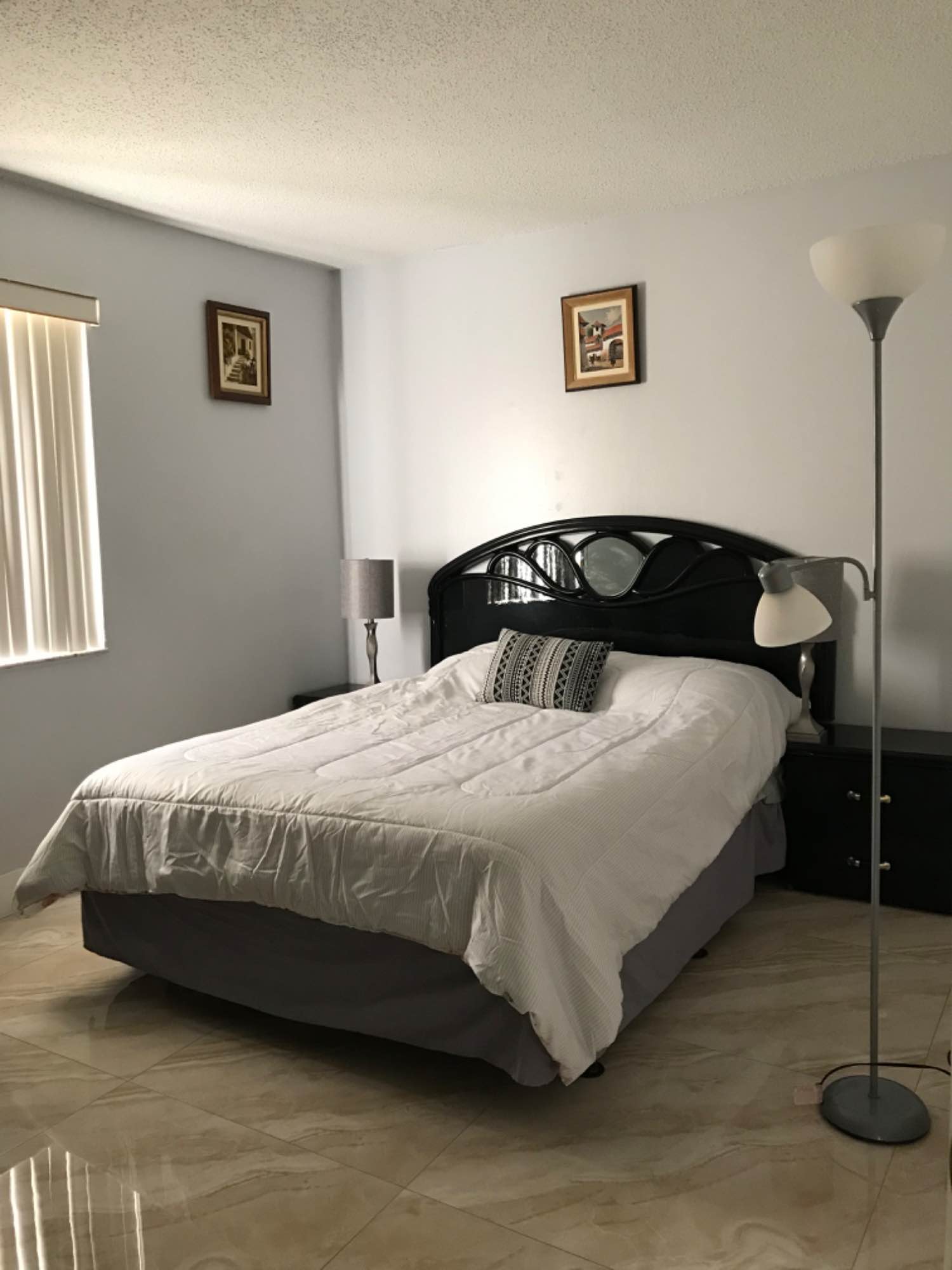 Room available 3 miles from FIU Modesto Maidique Campus, 2 miles from the highways, and shopping centers