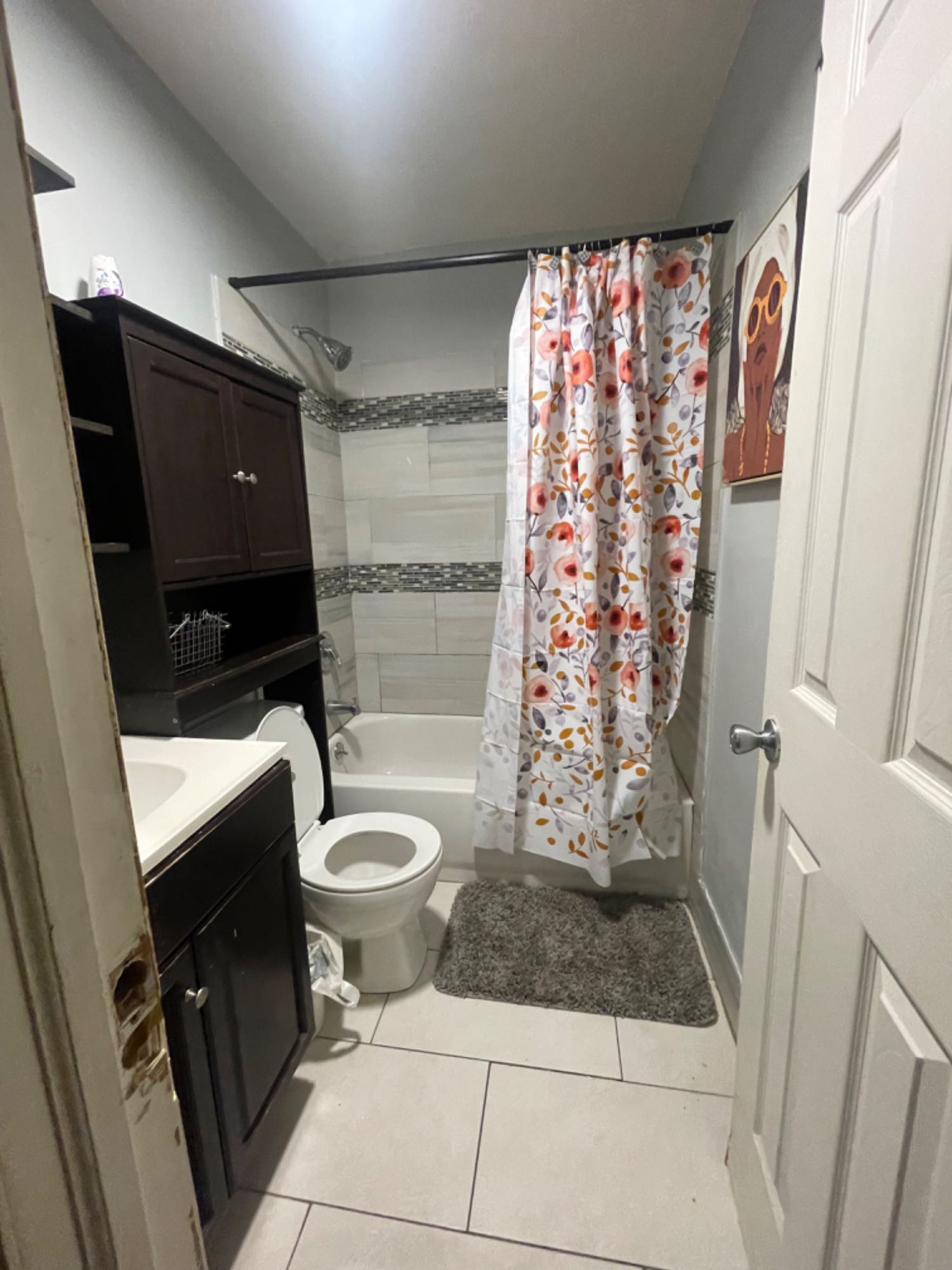 Hipster second walk up apt in an 3 floor townhouse.Two professionals reside in the home. We are 420 & LGBTQ+ Friendly. Its Simple, clean, and quiet room fully furnished.
Centrally located and close to subway stations and bus stops, transportation is a breeze!
Queen sized bed comfortably sleeps 2. You share the kitchen and bathroom
Only females
Private comfortable place