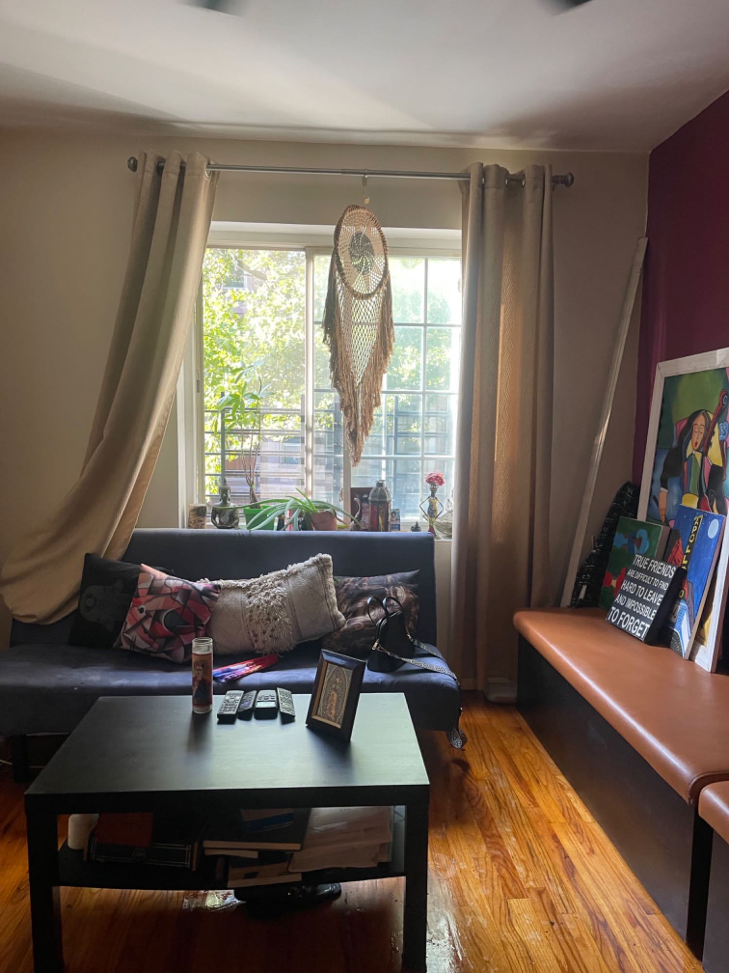 Hipster second walk up apt in an 3 floor townhouse.Two professionals reside in the home. We are 420 & LGBTQ+ Friendly. Its Simple, clean, and quiet room fully furnished.
Centrally located and close to subway stations and bus stops, transportation is a breeze!
Queen sized bed comfortably sleeps 2. You share the kitchen and bathroom
Only females
Private comfortable place