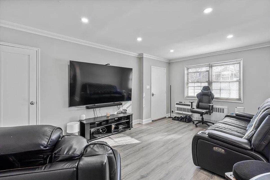 I am a private landlord I just need honest tenant for my place I do not check credit or any background check.. I  have Apartments and Houses in quiet and conducive neighborhoods I accept short and long-term leases, with no credit check  I consider low credit score, utilities are included in the rent background check we can work things out if you have a felony or criminal records, Pet-  friendly houses and apartments…
I’m offering a one bedroom apartment at 4 Albany St
Albany, NY 12204, and utilities are also included.