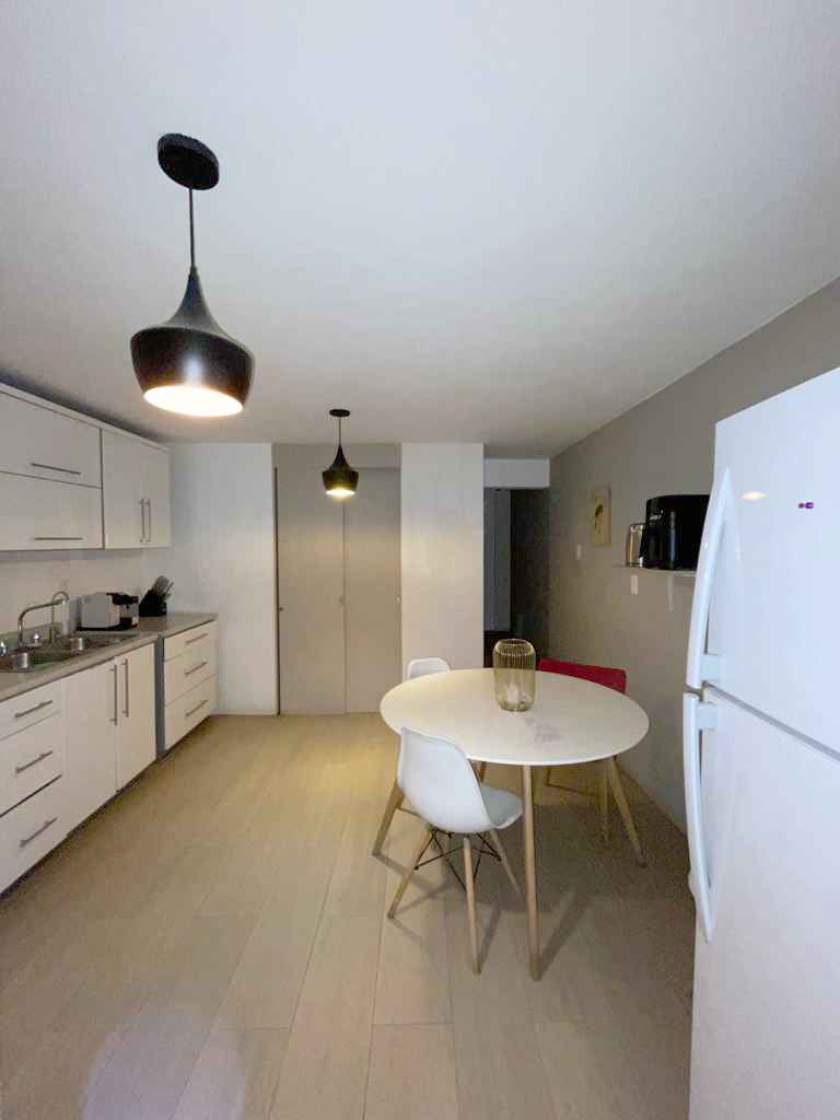 Habitación amplia en planta baja, baño compartido en planta alta.
**La habitación puede ser amueblada con costo extra**
Está en una calle muy tranquila a una cuadra de insurgentes, wtc y el Poliforum cultural Siqueiros.
Tu renta ya incluye internet, luz, agua, gas. 
Se hará el aseo de tu habitación una vez a la semana. 
Hay mascotas en la casa.
Convivencia con personas tranquilas.