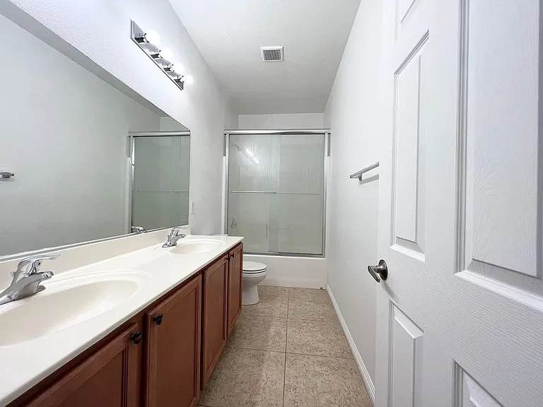 People living here lead mostly separate lives. You can start your day drinking coffee on the back patio. The kitchen is large and available for cooking. Your other roommates are pretty quiet. Currently, we are 2 women and 1 man plus you. All people here work, but have different schedules, so it is common not to run into one another for days. 