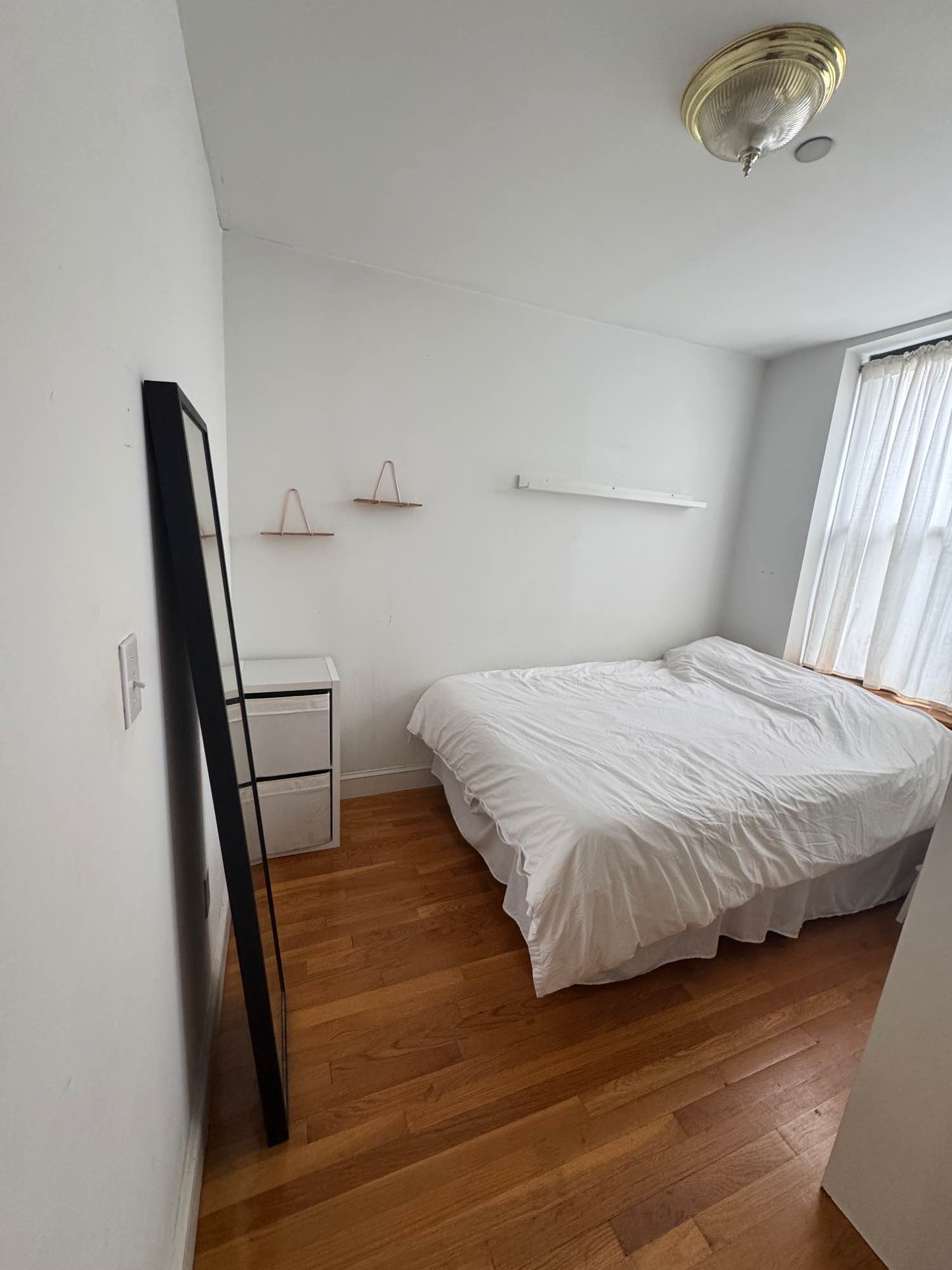 We're looking for someone who is a working professional, clean, respectful and doesn't bring the party home. Someone we can get along with :)
No pets
About Us
2 female roommates in their 30s, working professionals - goes into the office 2-3x week
We both like to cook, watch movies/shows together, and keep the apartment clean! We're easy going and super down to earth! :)
About the Apartment:
1 Shared bathroom, central heating, utilities are about $80-$120 per person a month, depending on season.
Fully stocked kitchen and fully furnished common area
Laundry mat is right around the corner